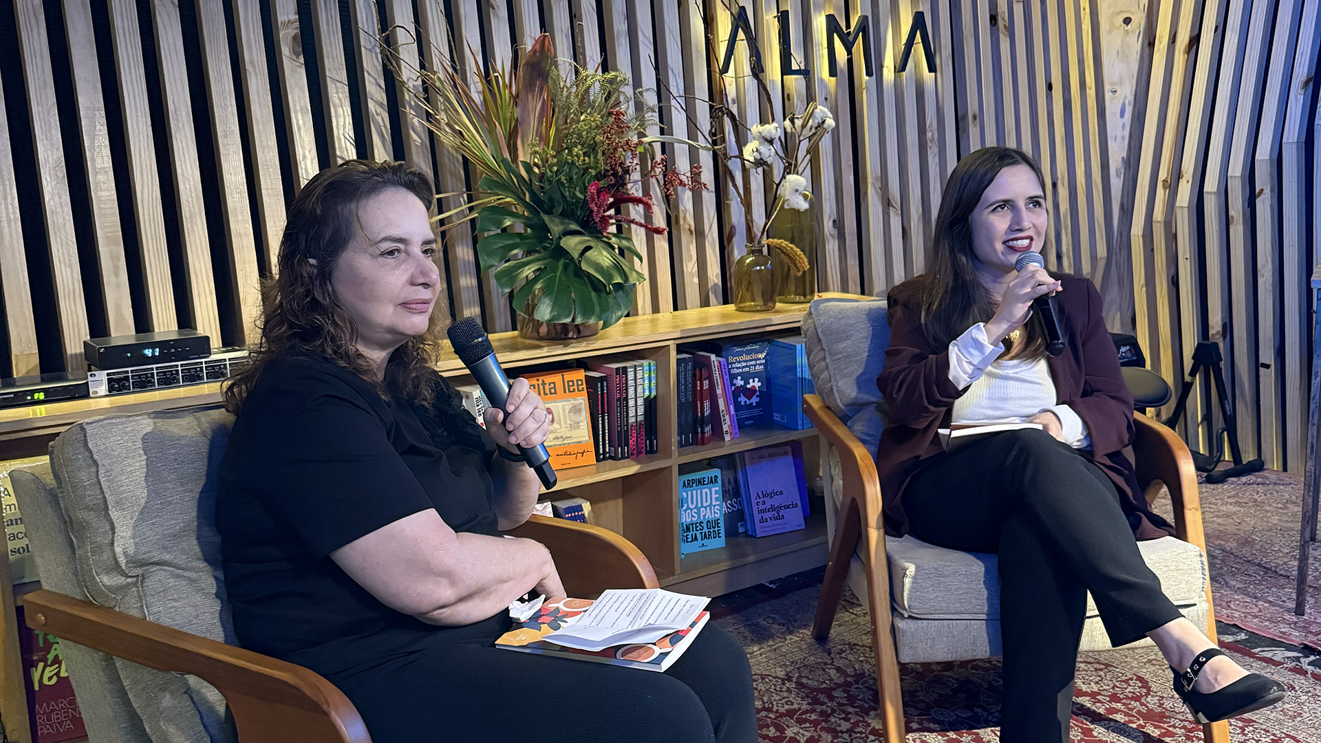 Lúcia Helena Galvão e Isabella Galvão lançam o livro ‘Filosofia com Aroma de Café: Reflexões de Mãe e Filha’