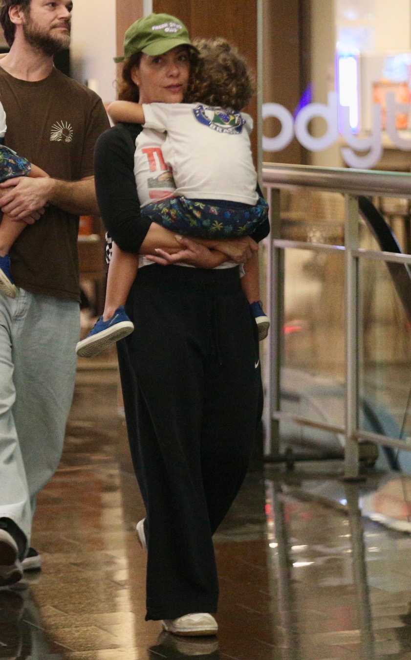Emilio Dantas e Fab&iacute;ula Nascimento em passeio por shopping na zona sul