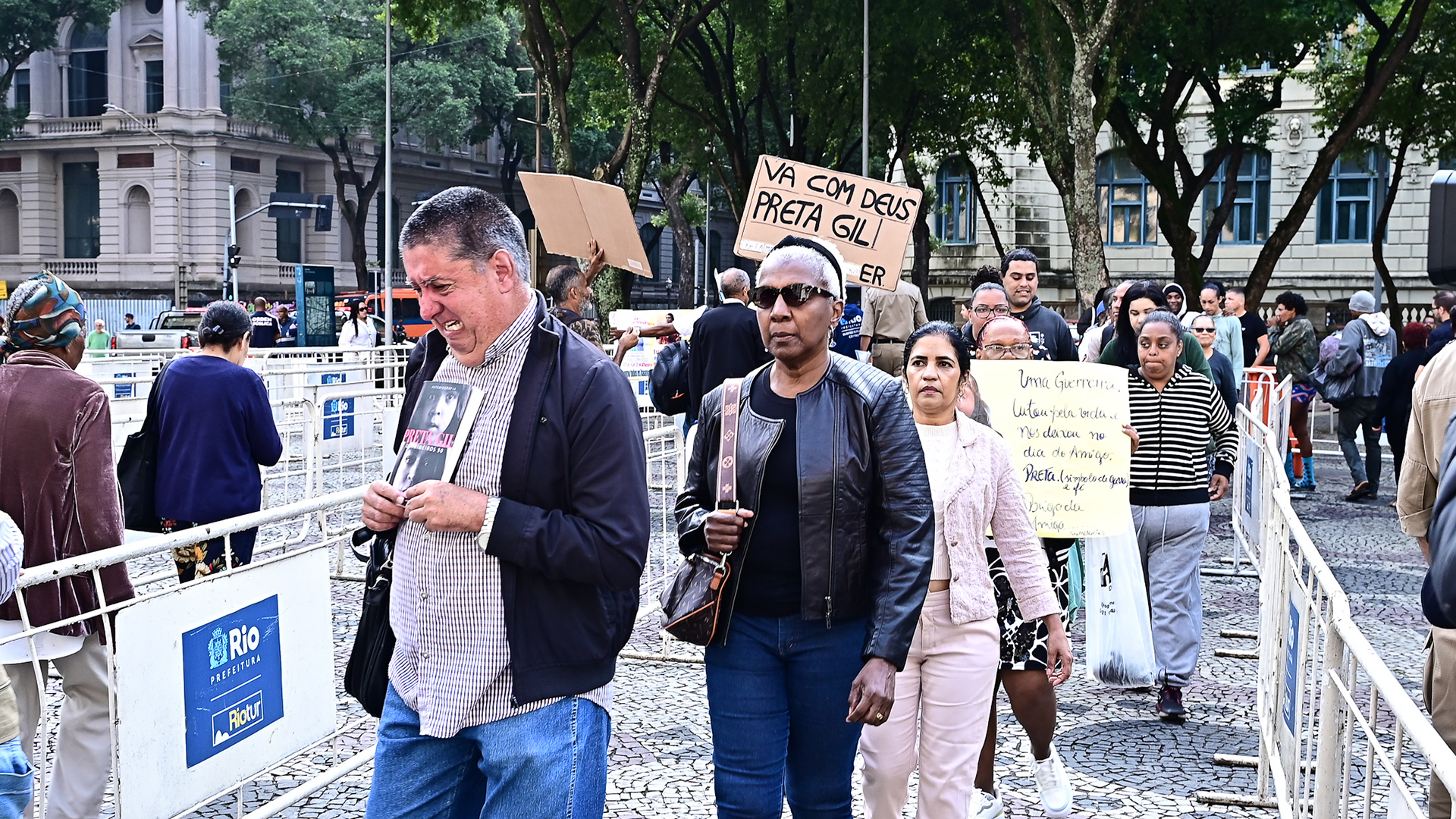 Fãs de Preta Gil cantam e fazem homenagens no velório da cantora