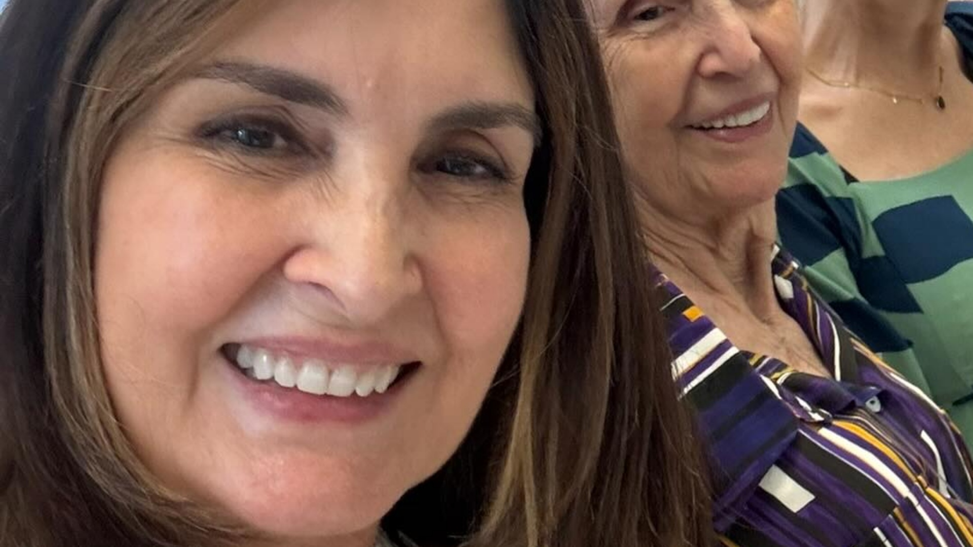 Fátima Bernardes chama atenção ao postar foto rara com a irmã em data especial