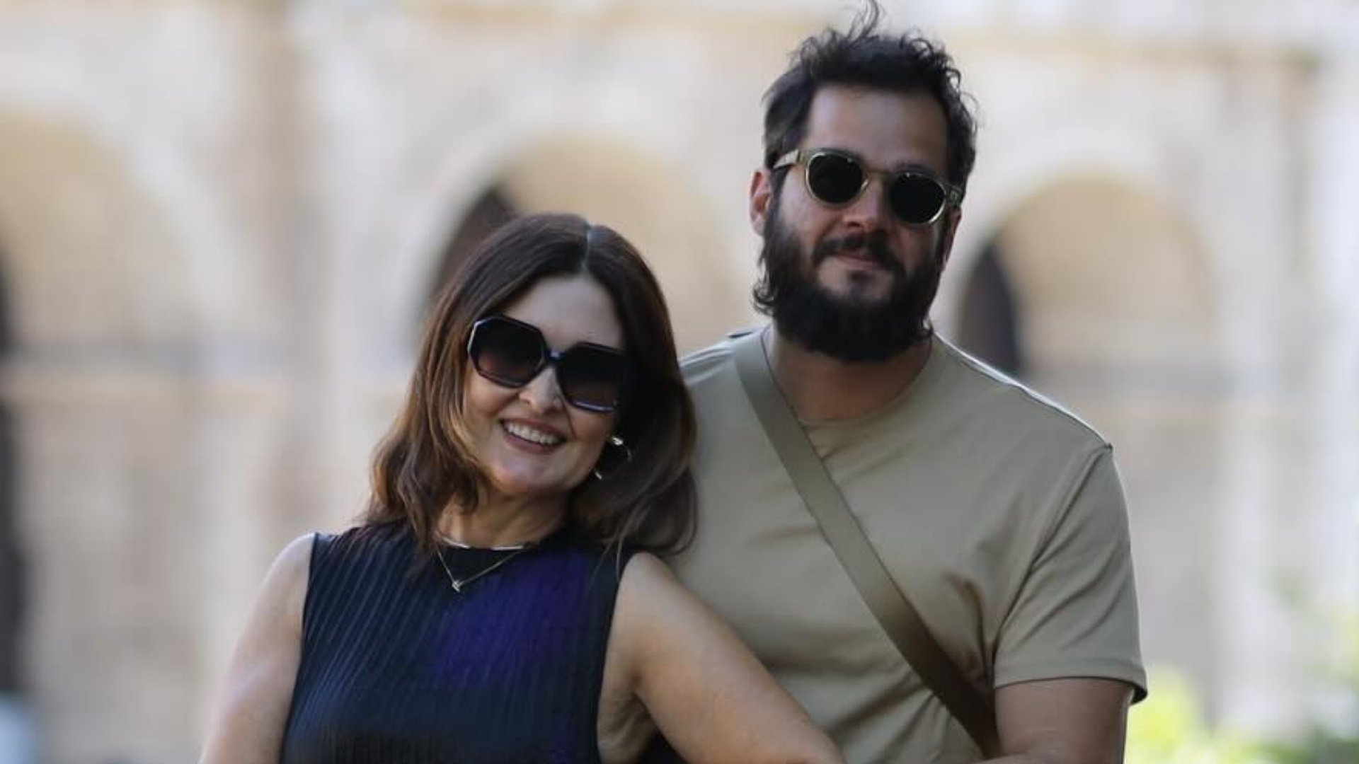 Fátima Bernardes curte passeio romântico com o namorado durante viagem