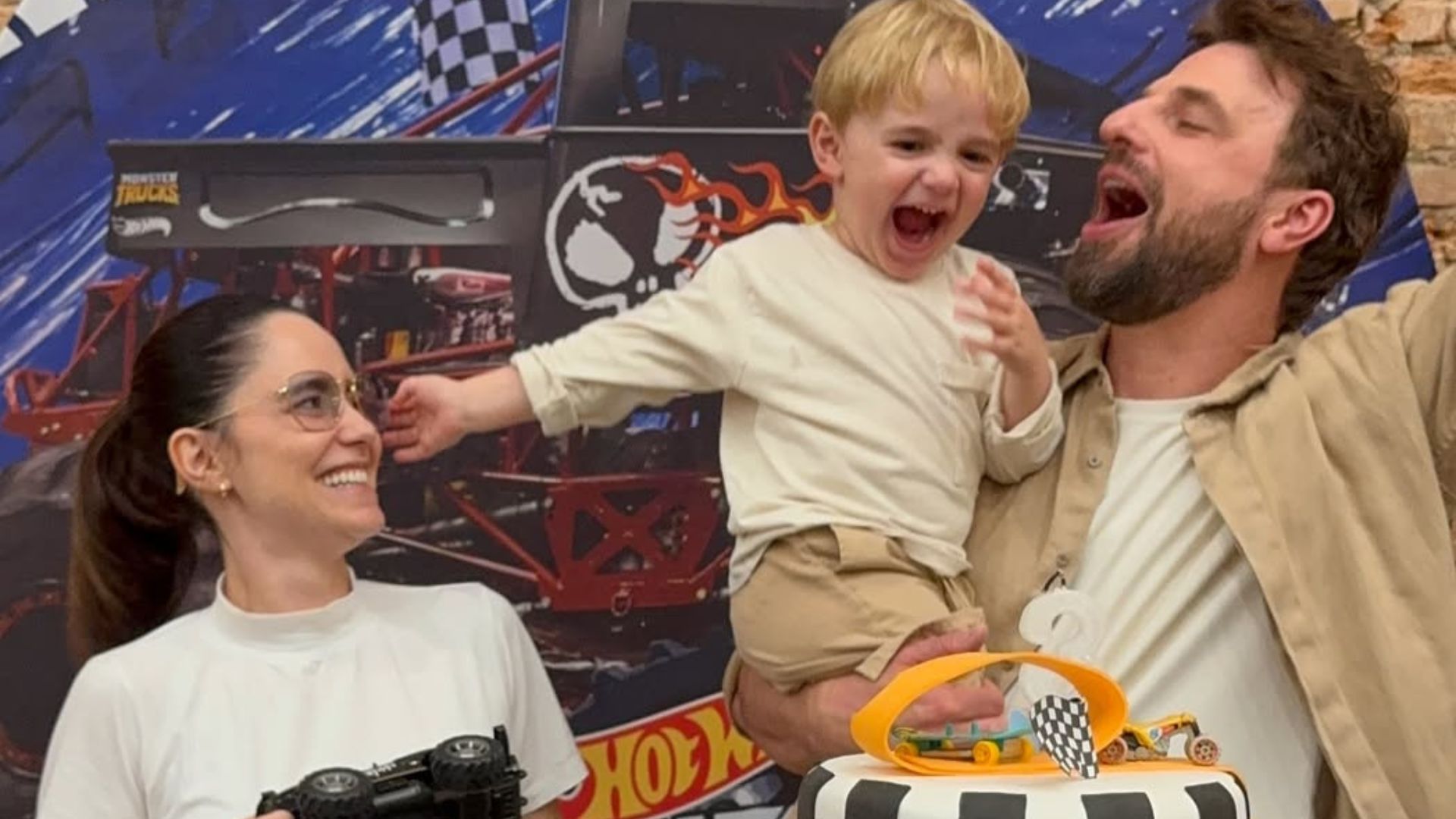 Fernanda Vasconcellos e Cássio Reis celebram 3 anos do filho com festinha