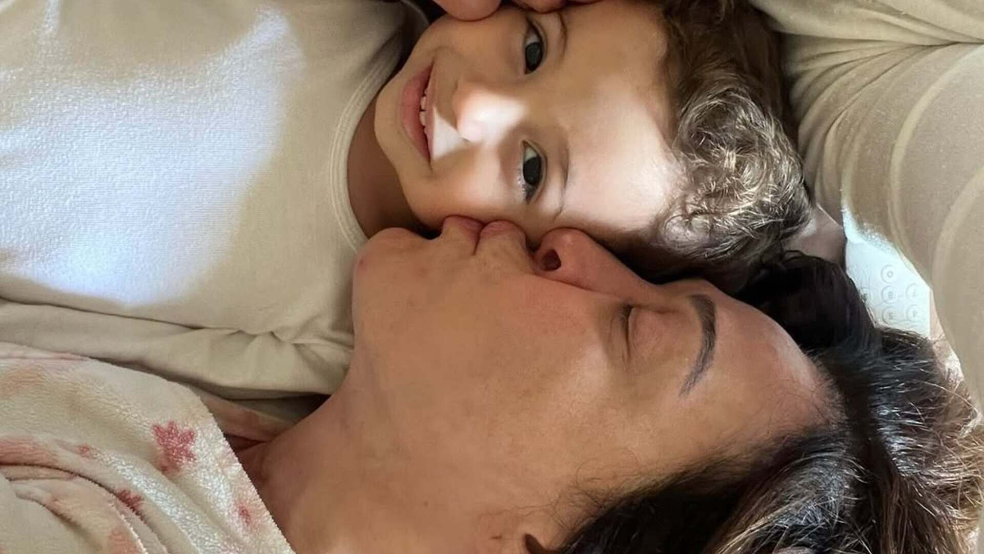 Filho de Claudia Raia dá show de fofura ao fazer caras e bocas