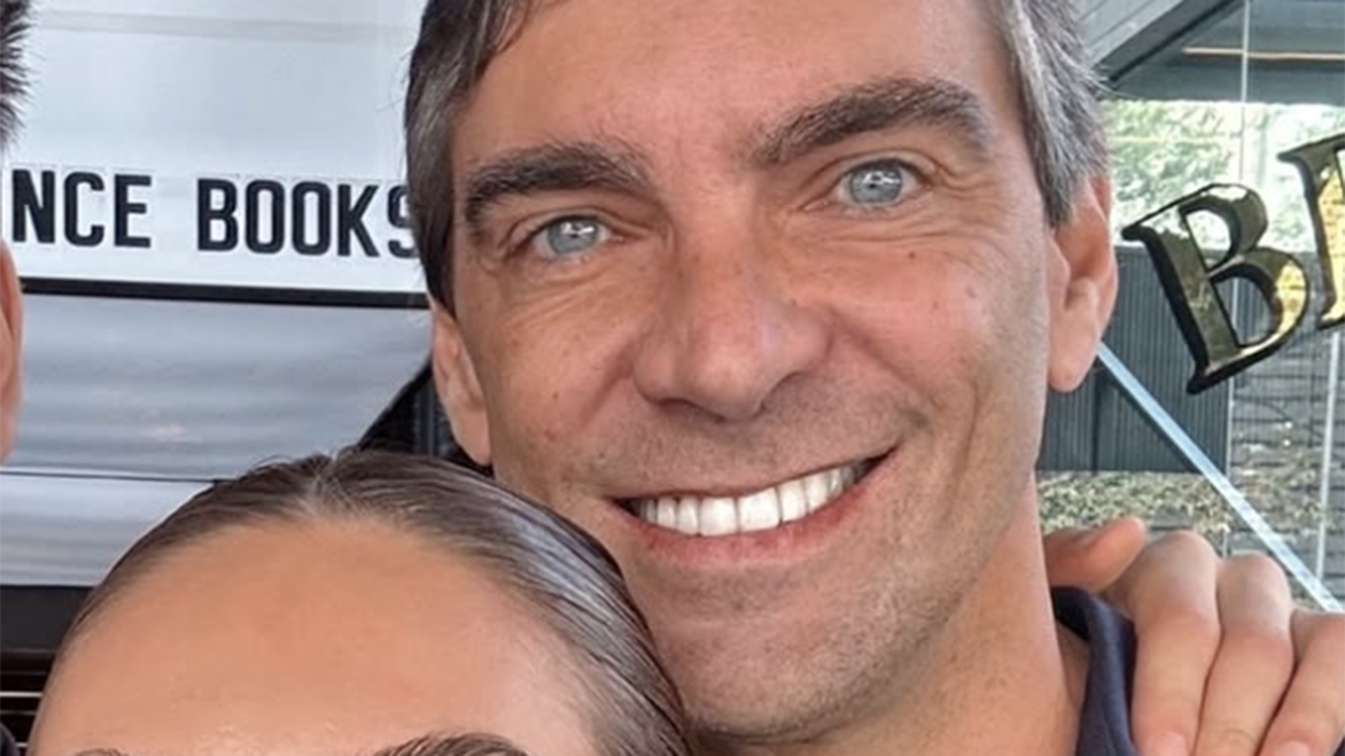 Beleza dos filhos do ex-jogador de vôlei Giba rouba a cena em foto com o pai
