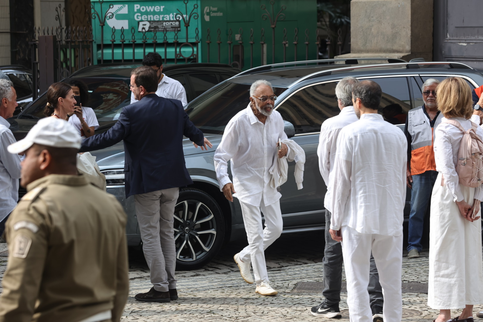 Fam&iacute;lia de Preta Gil no vel&oacute;rio - Foto: AgNews