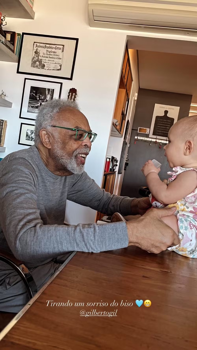 Gilberto Gil com a bisneta, Aurora — Foto: Reprodução/ Instagram