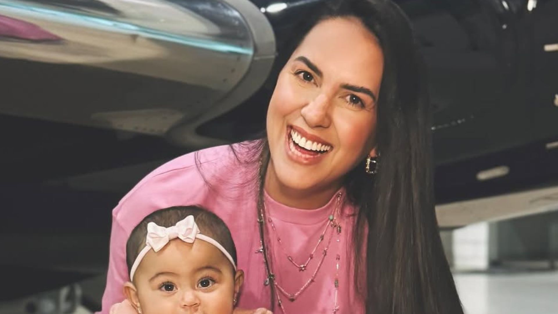 Filha de Graciele Lacerda surge com look estiloso durante viagem: ‘Linda’