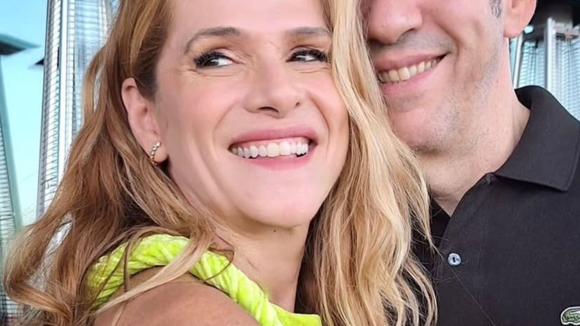 Marido de Ingrid Guimarães faz rara aparição em fotos com a atriz