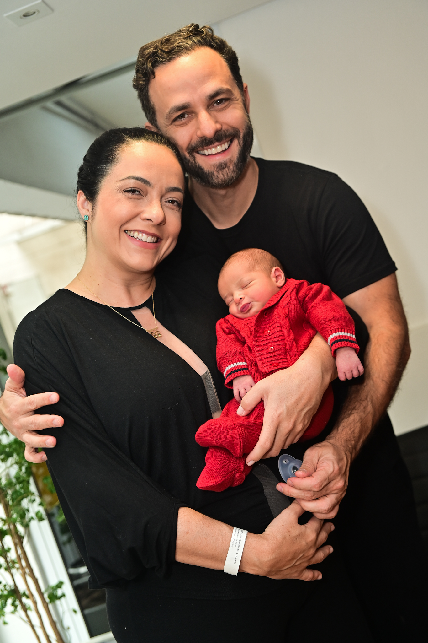 Izabella Camargo deixa maternidade