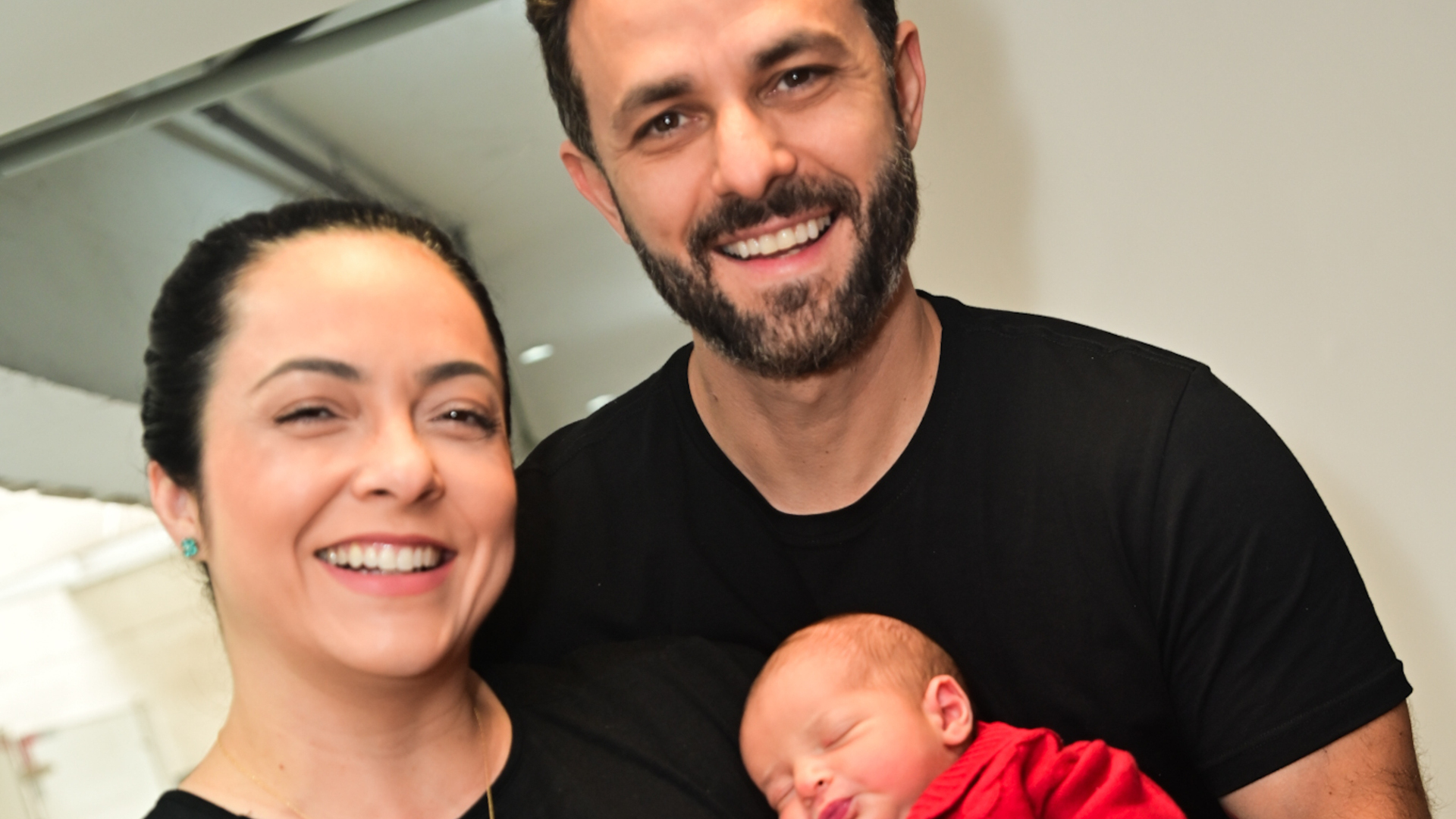 Ex-jornalista da Globo, Izabella Camargo deixa a maternidade após ter 2º filho
