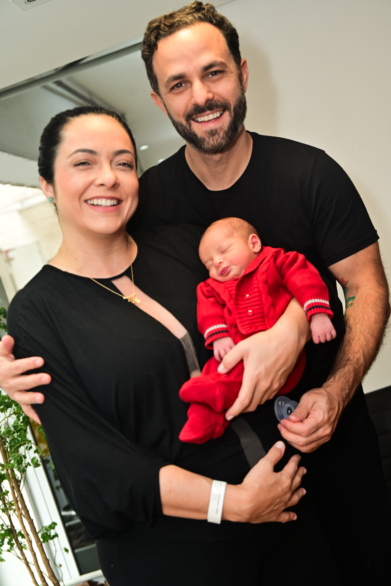 Izabella Camargo deixa maternidade