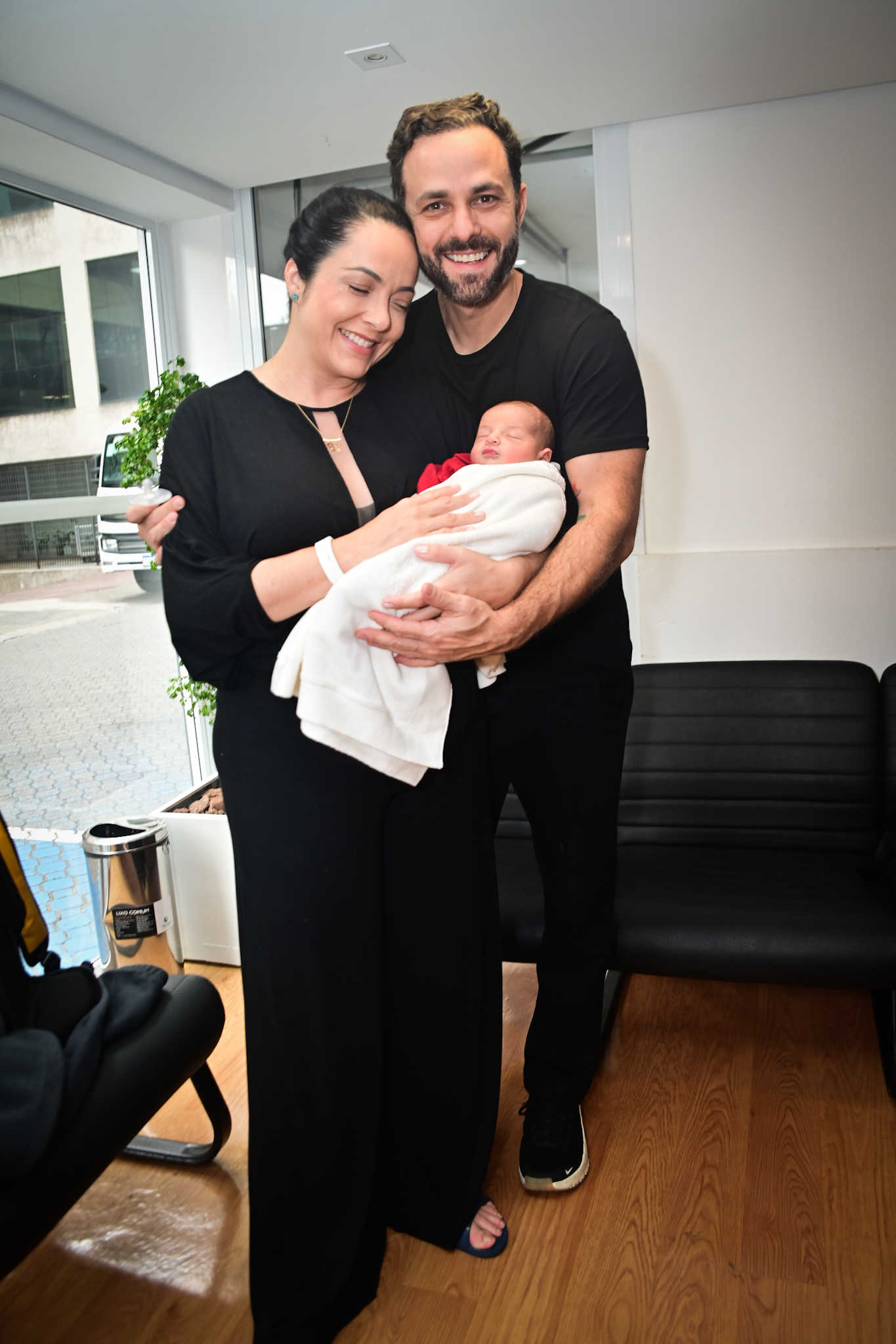 Izabella Camargo deixa maternidade
