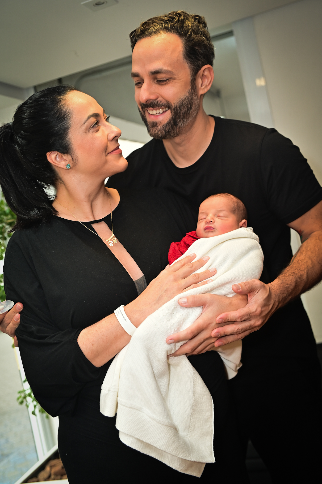 Izabella Camargo deixa maternidade