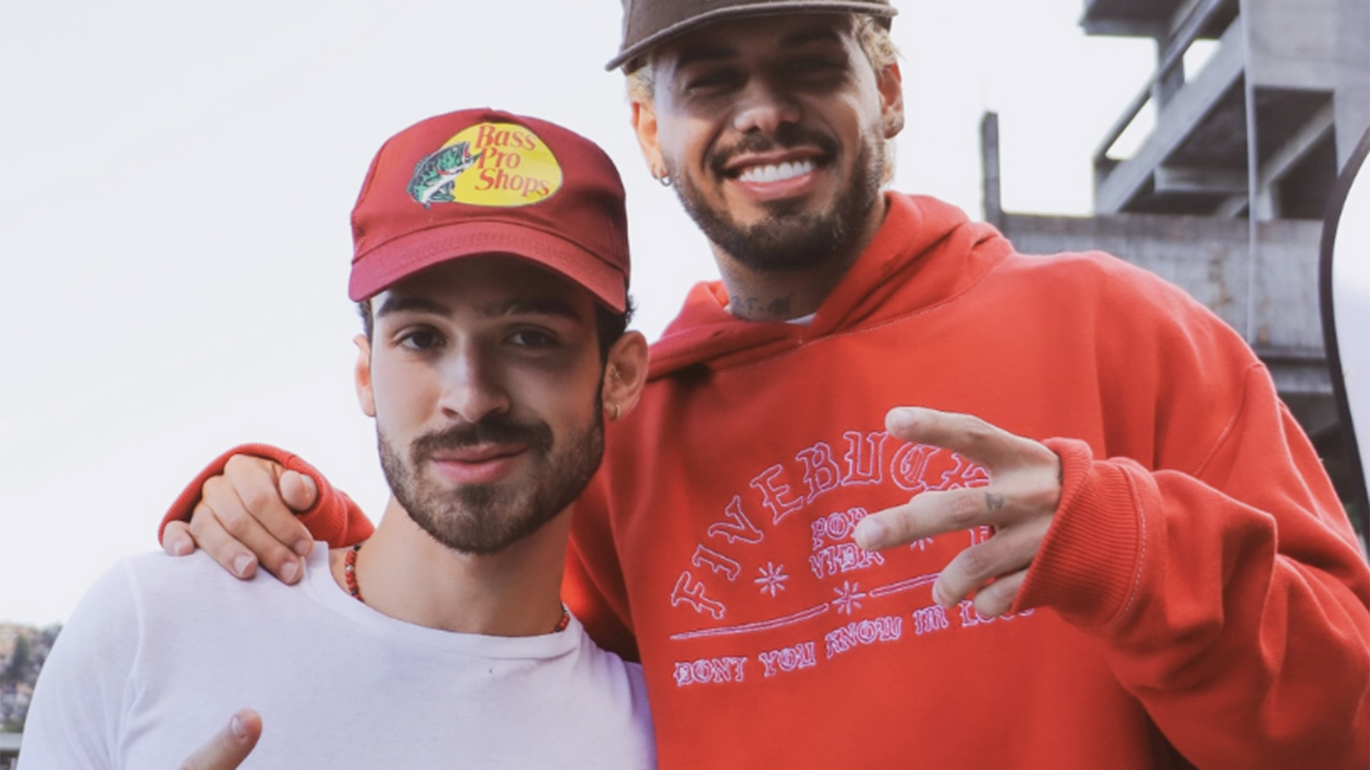 João Guilherme acompanha gravação do clipe de Zé Felipe no Vidigal