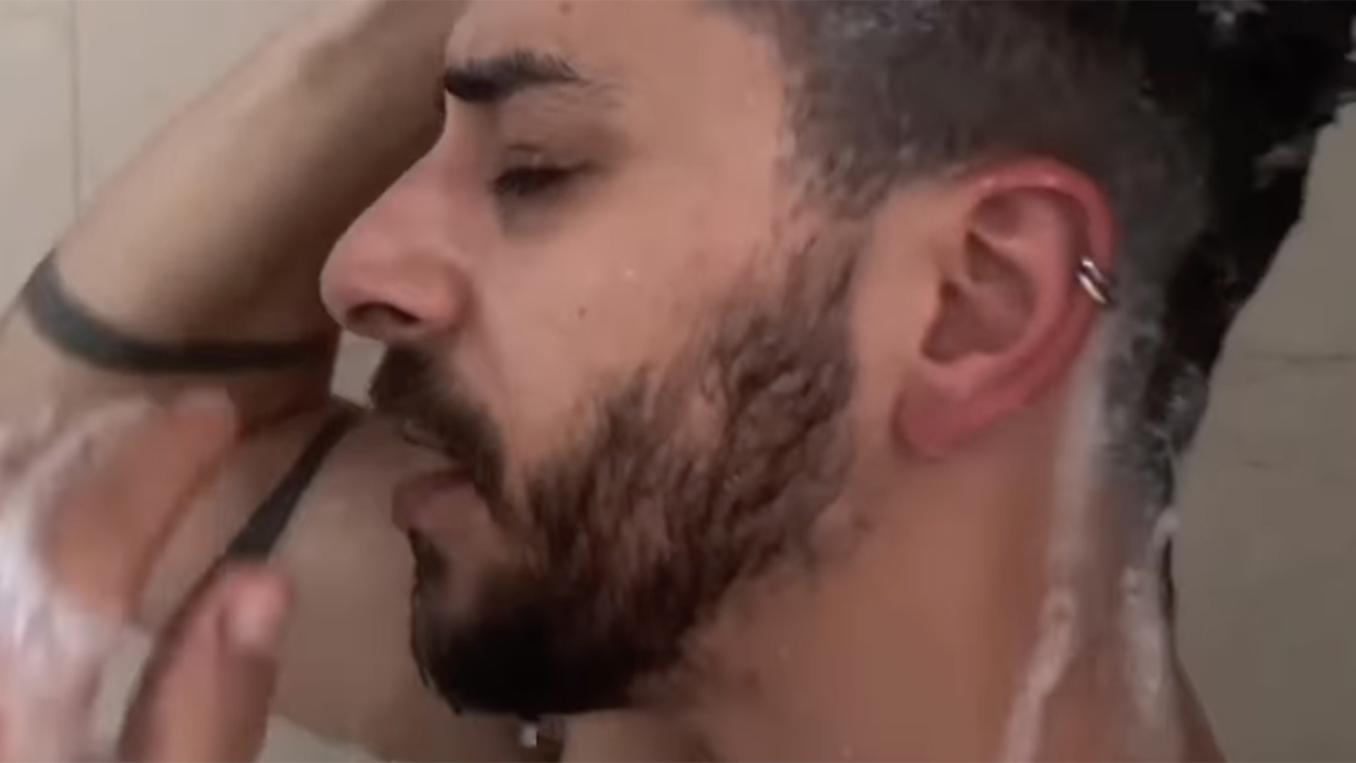 Junior faz vídeo tomando banho e agita os fãs: ‘Coração não aguenta’
