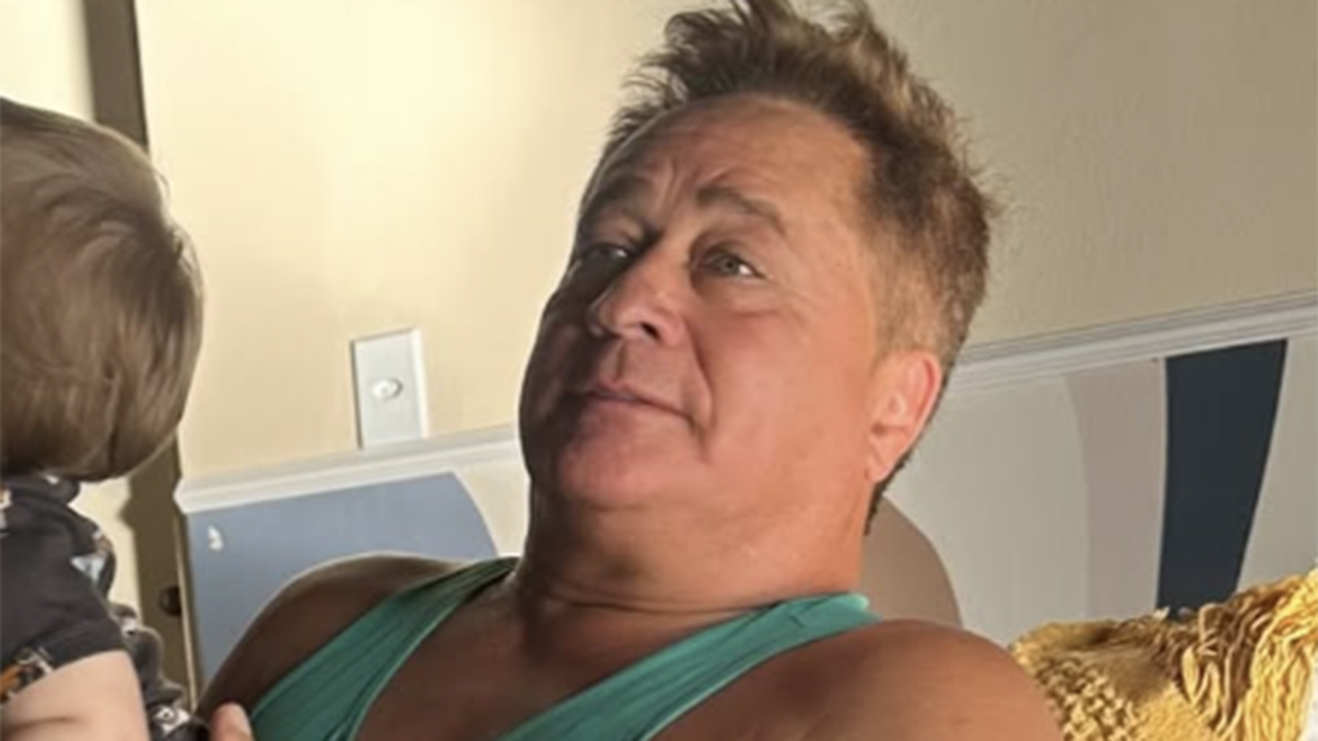 Formato da perna de Leonardo rouba a cena em foto com o filho e o neto
