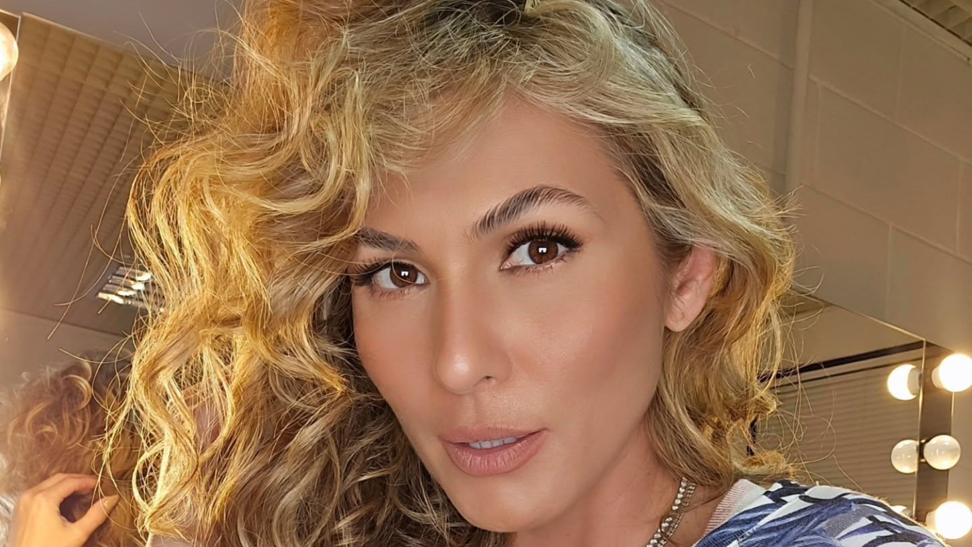 Lívia Andrade alerta fãs sobre golpe com seu nome: ‘Acordem para vida’
