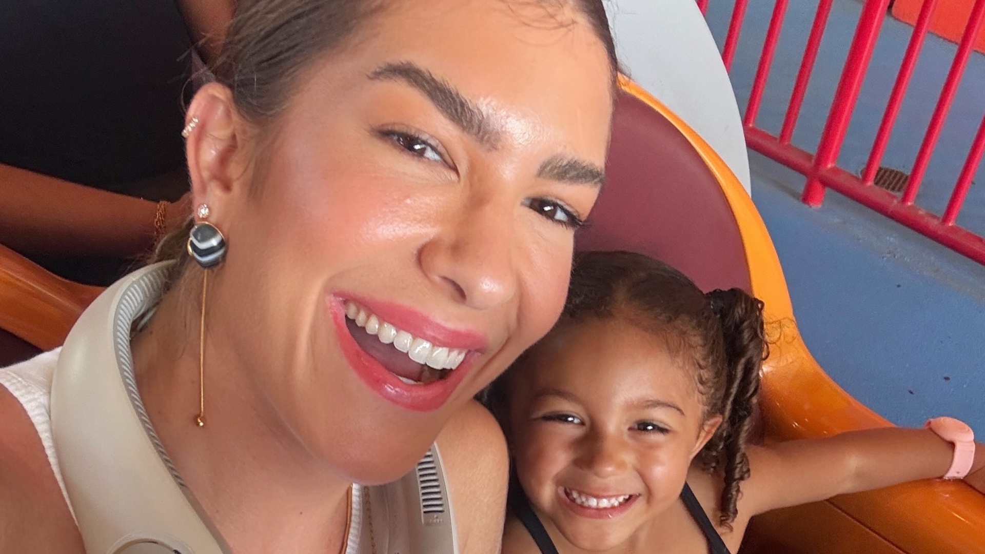 Lore Improta curte parque de diversões com a filha e avisa: ‘É a cópia da mamãe’