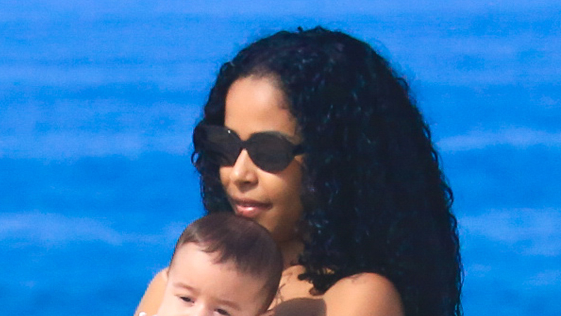 Recém-separada, Lorena Maria curte dia na praia com o filho