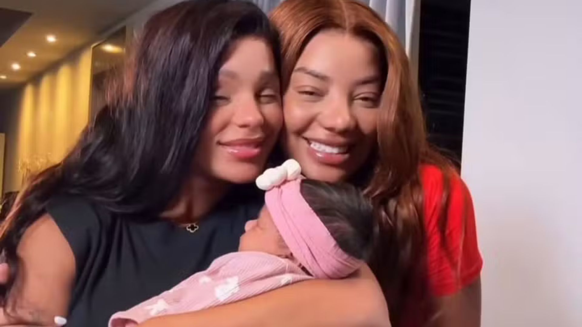 Ludmilla exibe foto encantadora com a filha nos bastidores de show