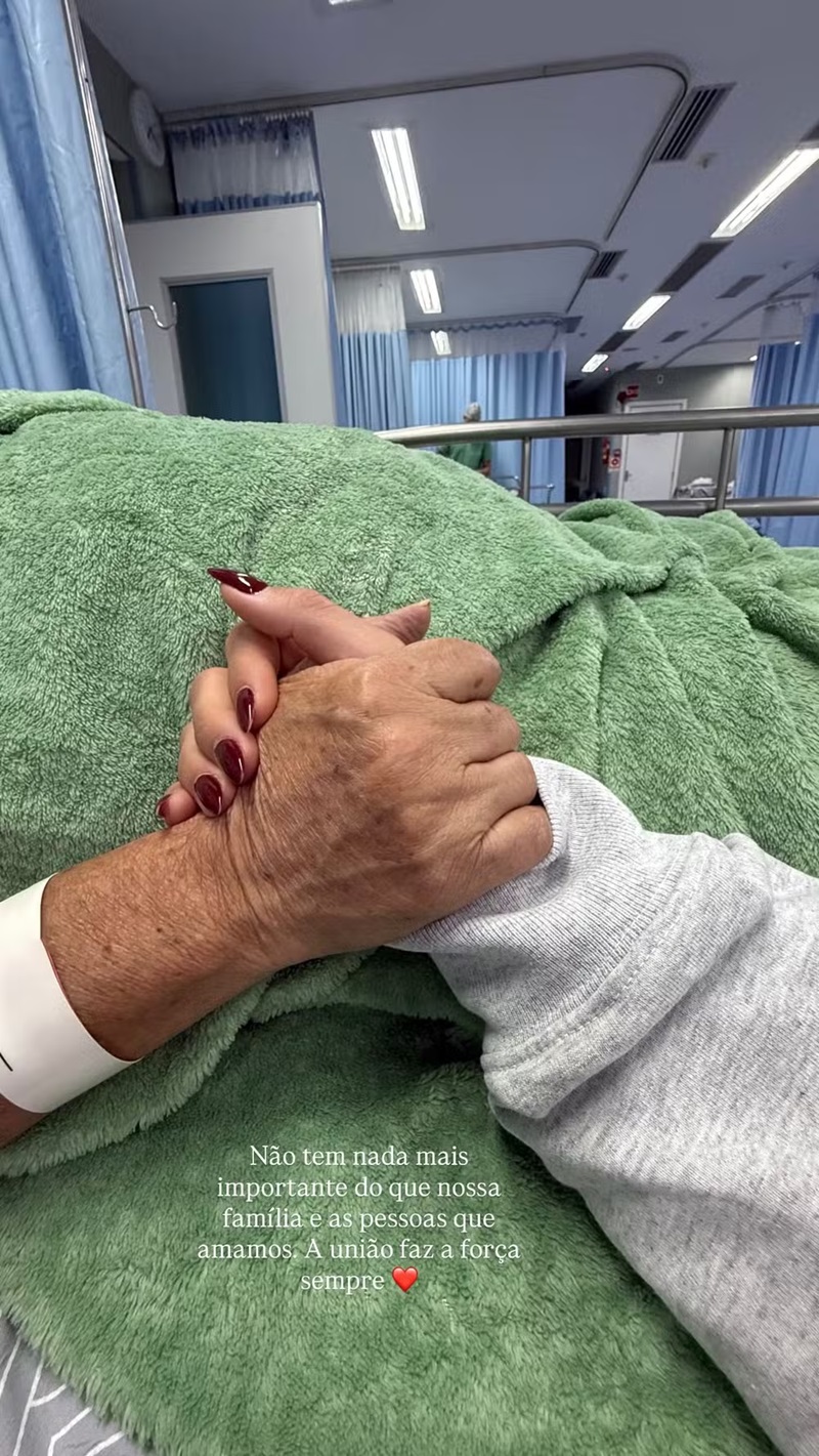 Mari Gonzalez de m&atilde;o dada com a m&atilde;e, S&ocirc;nia &mdash; Foto: Reprodu&ccedil;&atilde;o/Instagram