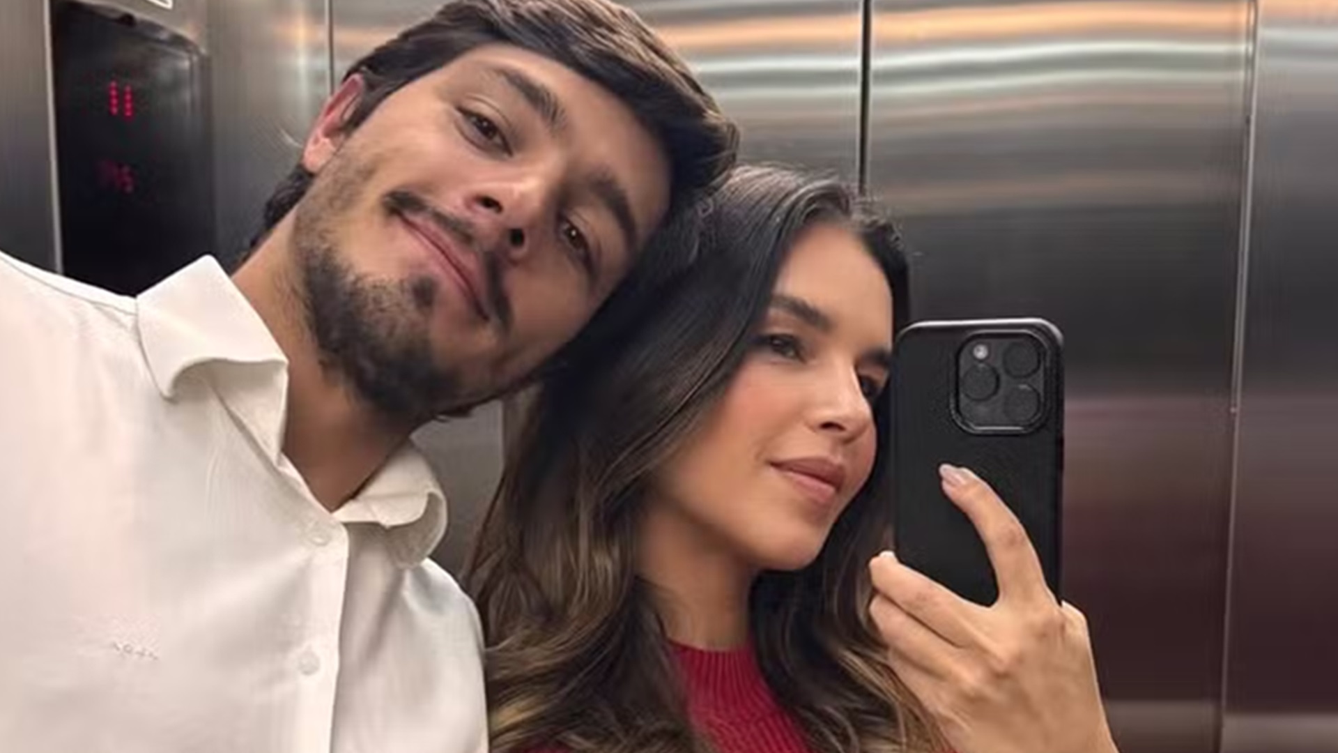 Tá crescendo! Mariana Rios mostra barriga de grávida em clique no espelho