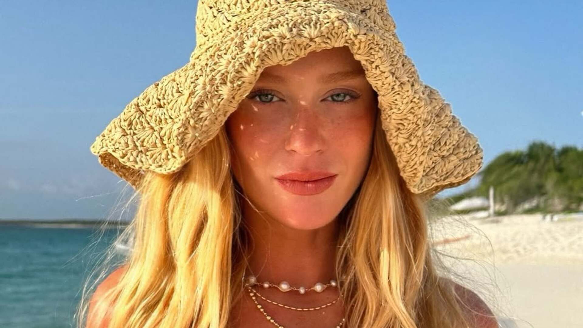 Marina Ruy Barbosa arrasa no look de praia vazado e chama a atenção