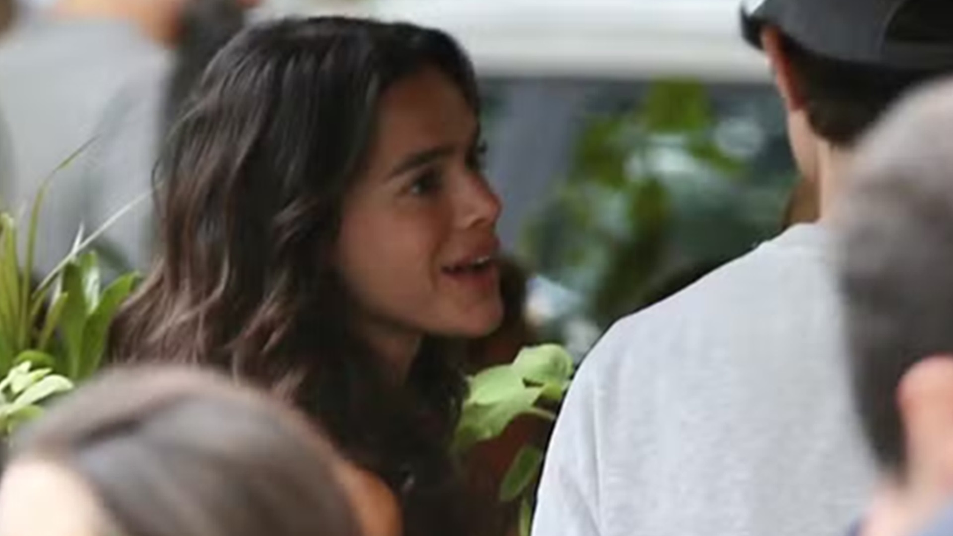 Bruna Marquezine é vista acompanhada em restaurante no Rio de Janeiro