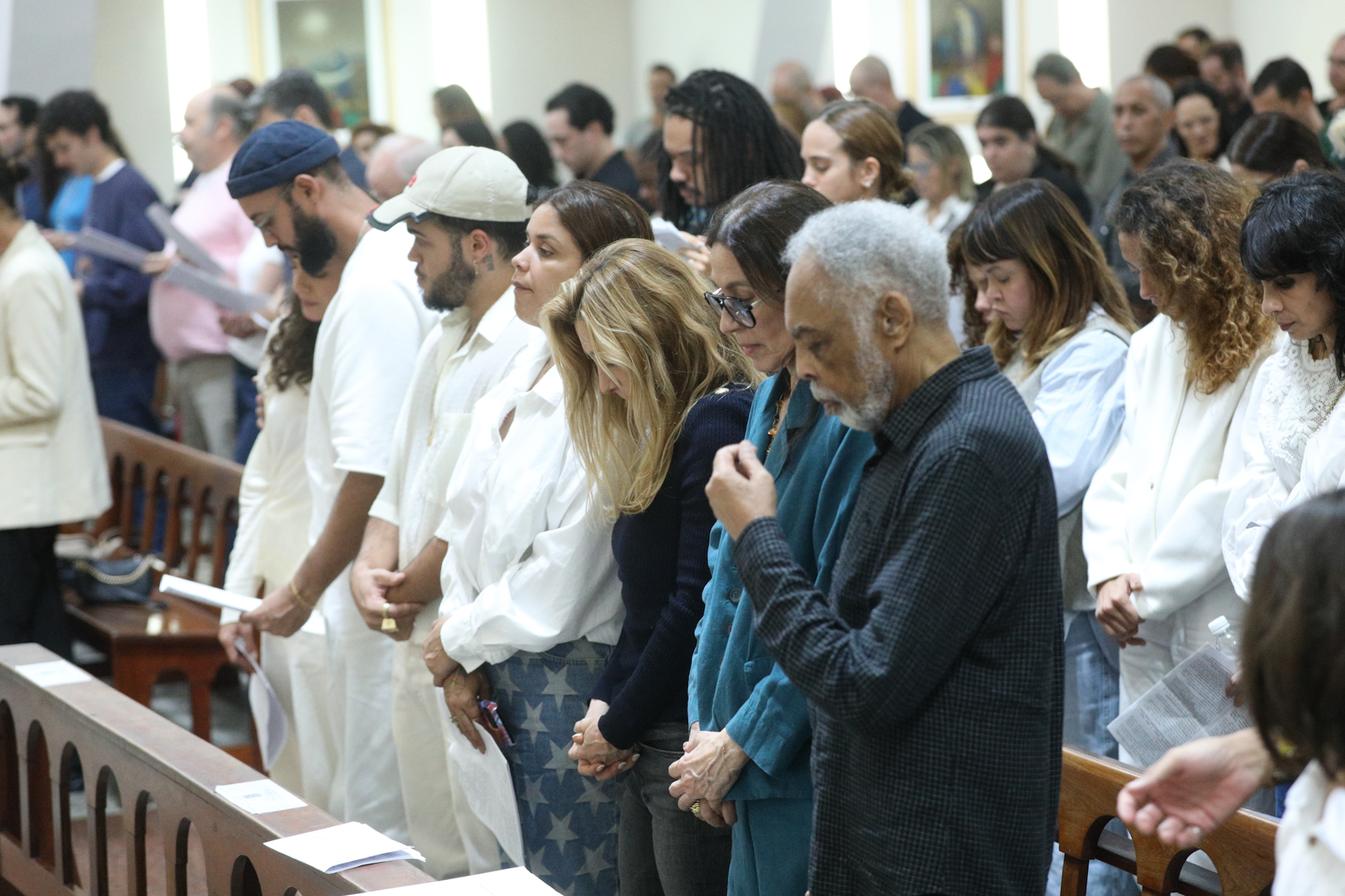 Gilberto Gil e a fam&iacute;lia na missa de s&eacute;timo dia de Preta Gil - Foto: Victor Chapetta / AgNews