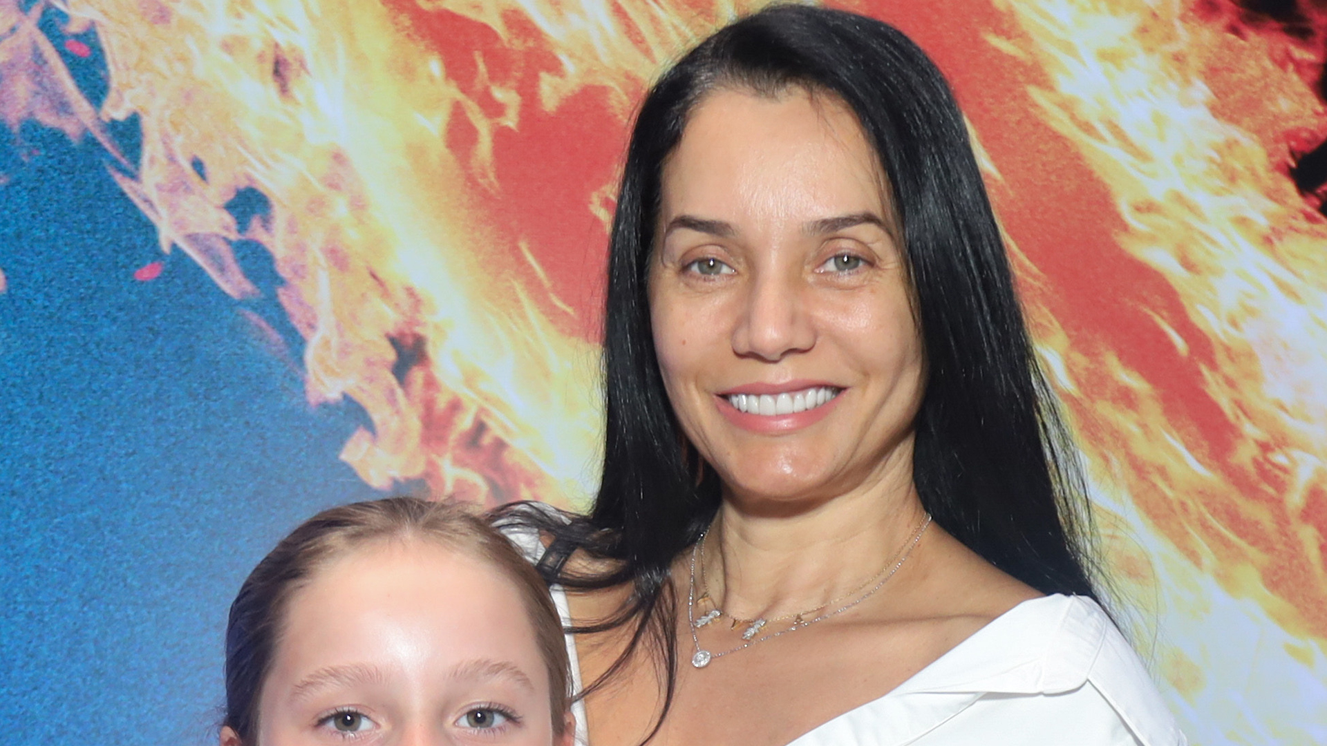 Mônica Carvalho faz rara aparição com a filha caçula, Valentina