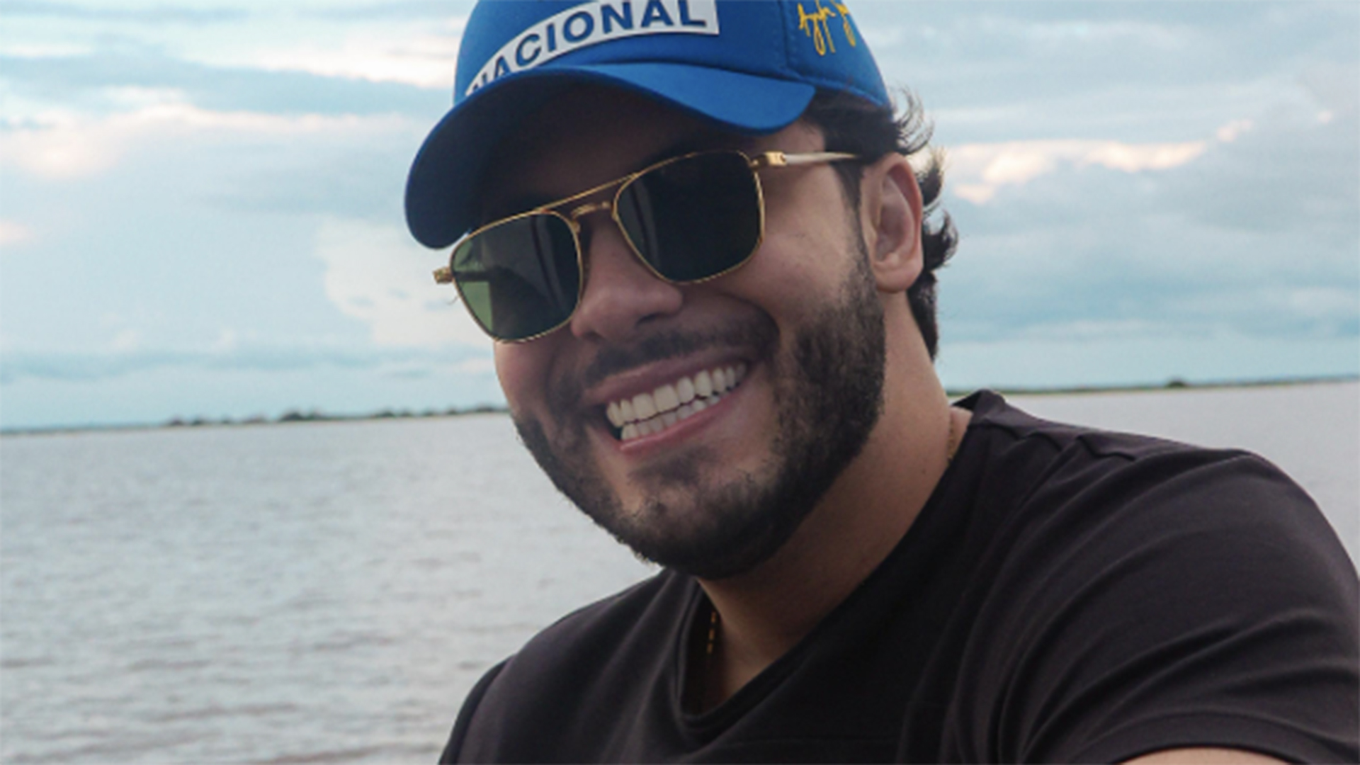 Murilo Huff exibe a alegria do filho, Léo, em dia na piscina