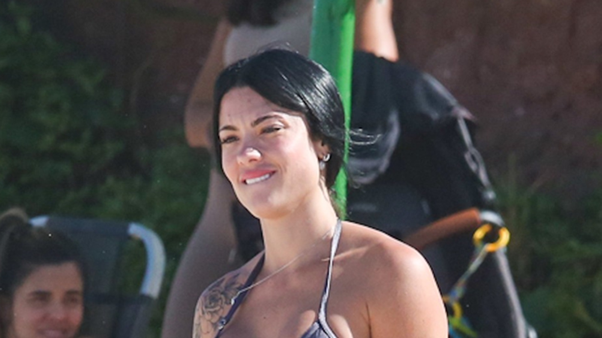 Namorada de Belo, Rayane Figliuzzi aproveita manhã de sábado em praia do RJ