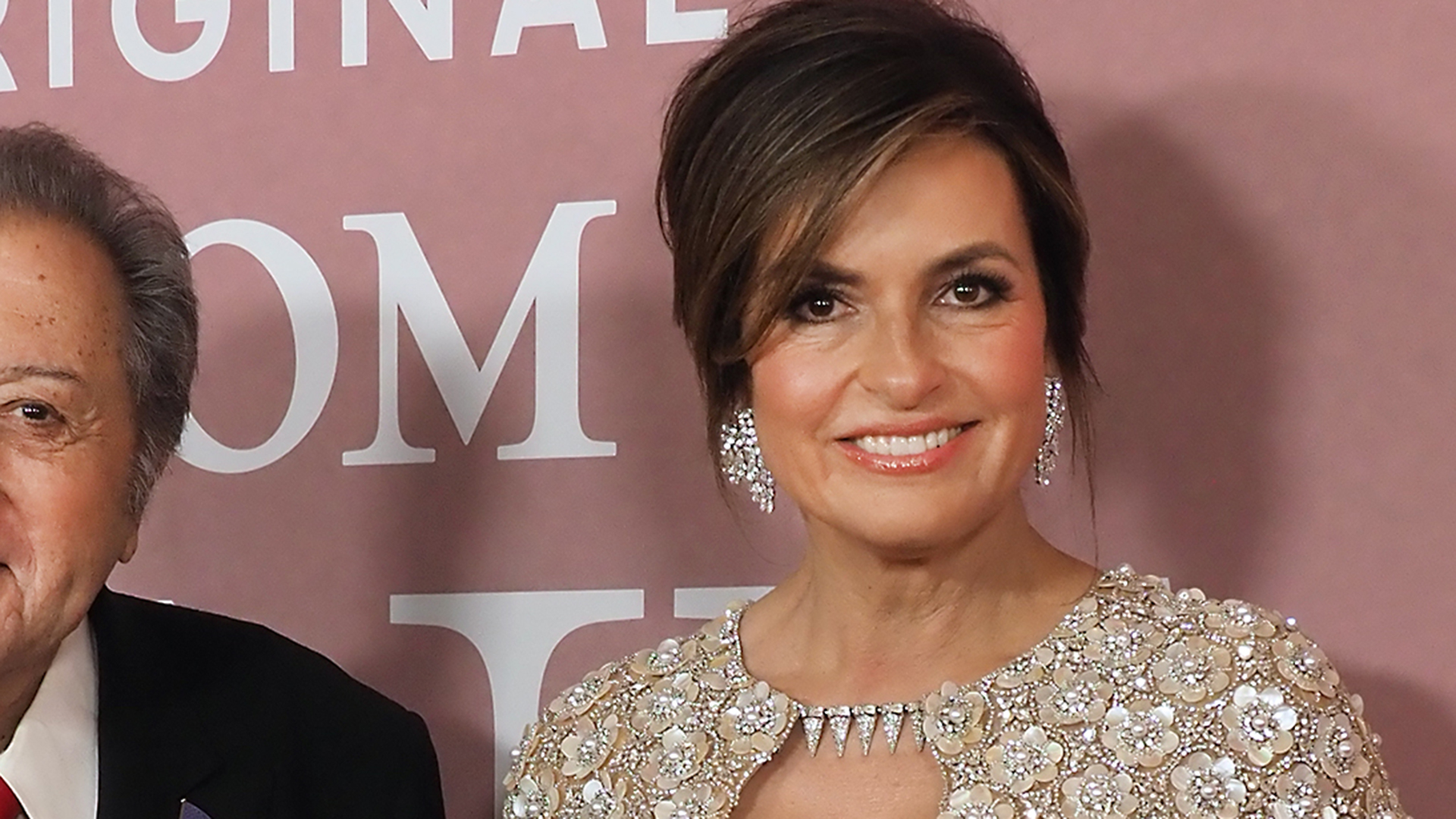 Mariska Hargitay faz rara aparição ao lado do pai biológico brasileiro