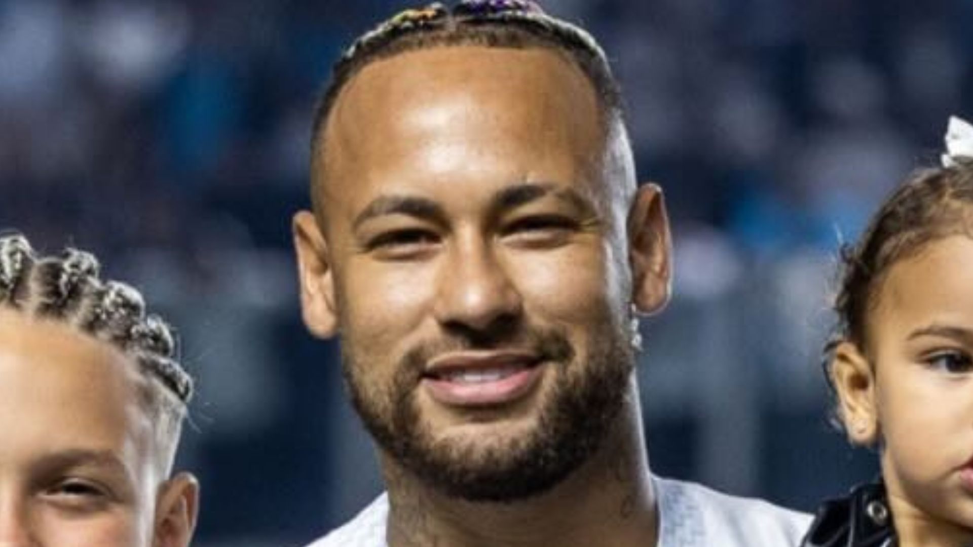 Neymar Jr posa com Davi Lucca e Mavie em campo após vitória do Santos