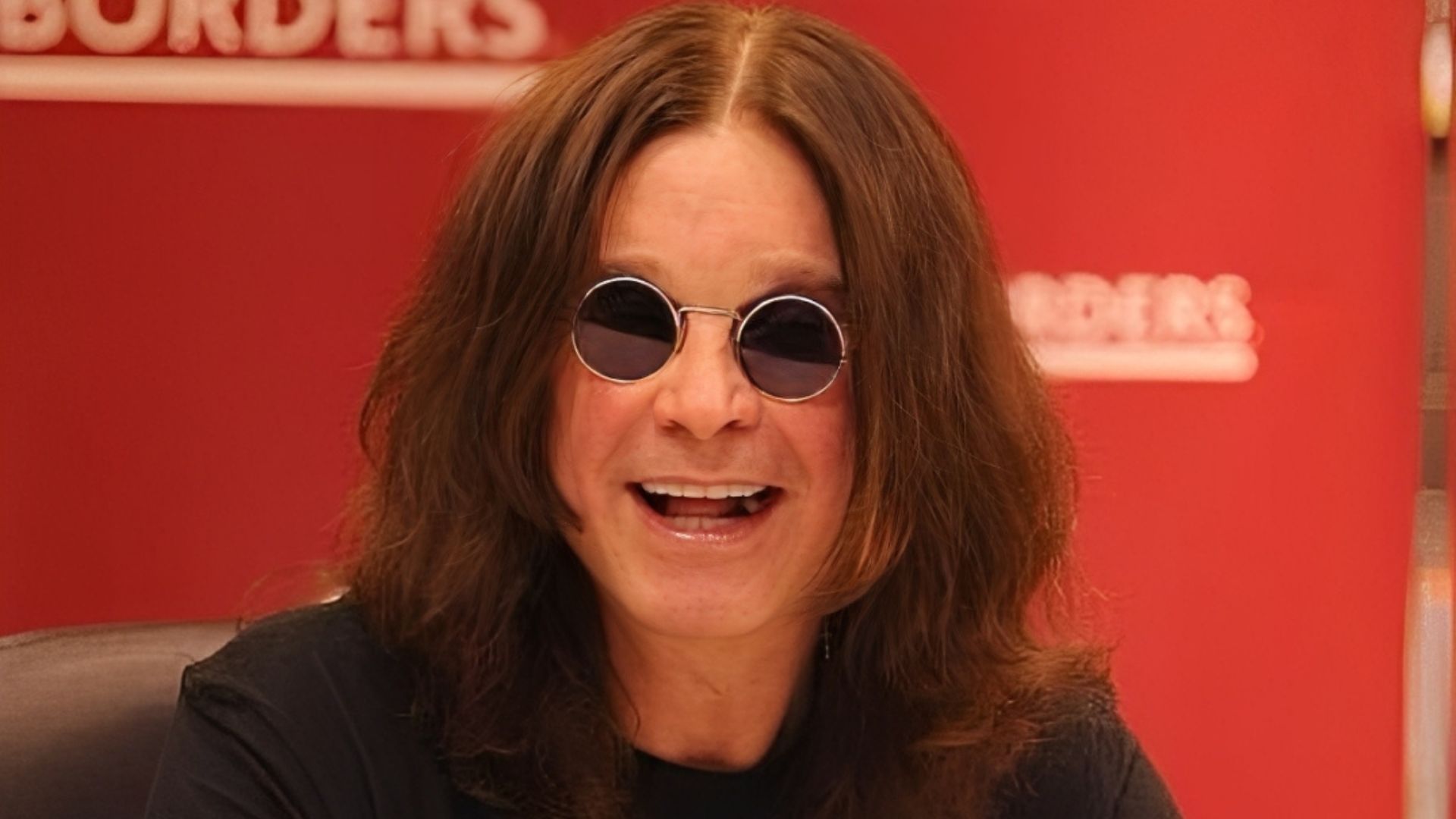 Ozzy Osbourne usava óculos sempre e médico alerta que hábito pode adiar diagnóstico