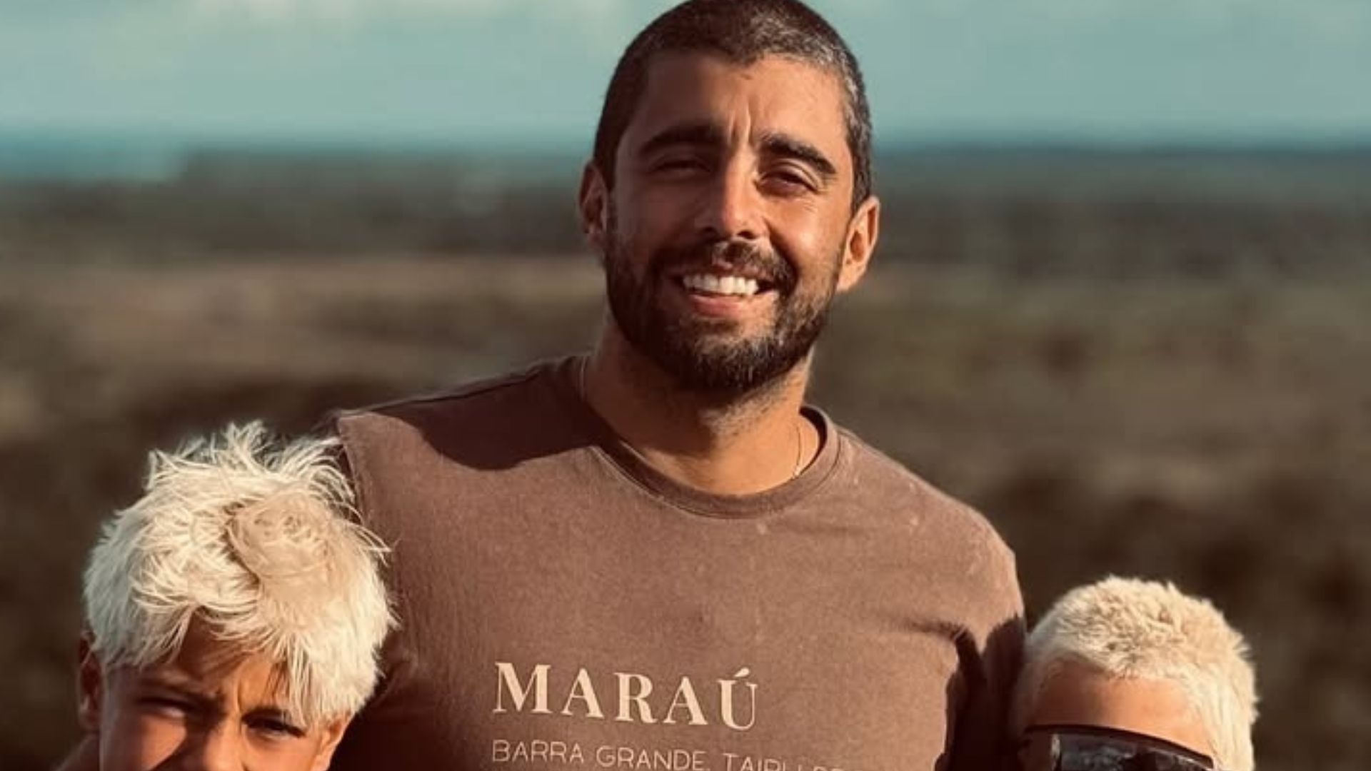 Pedro Scooby curte companhia dos filhos em viagem à Bahia: ‘Paraíso’