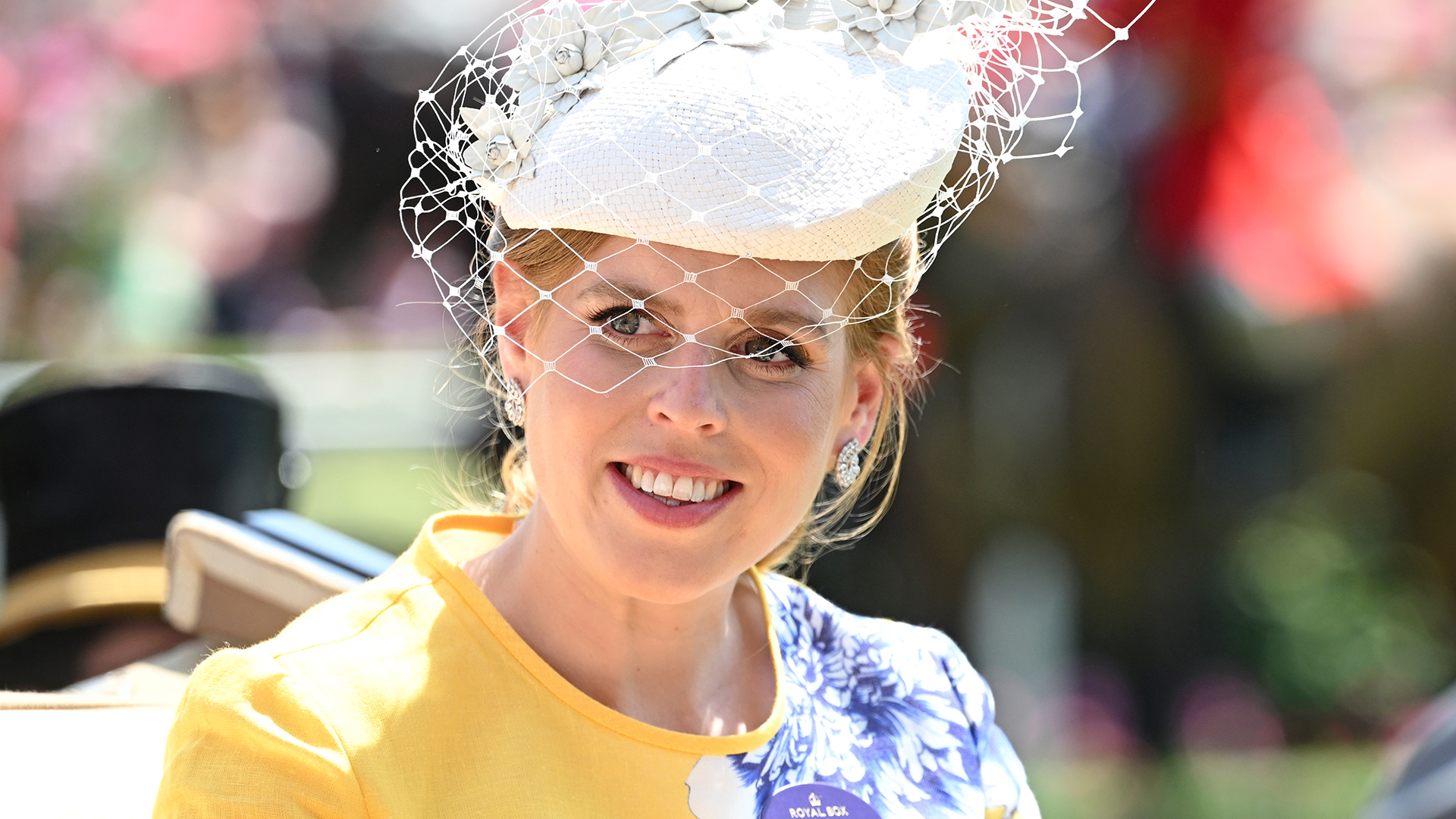 Princesa Beatrice surge sem maquiagem e recebe elogio do marido