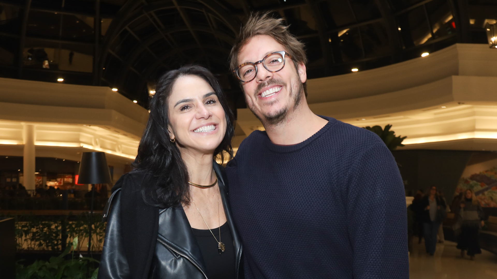 Fábio Porchat e Priscila Castello Branco esbanjam sintonia em evento. Conheça a história do casal