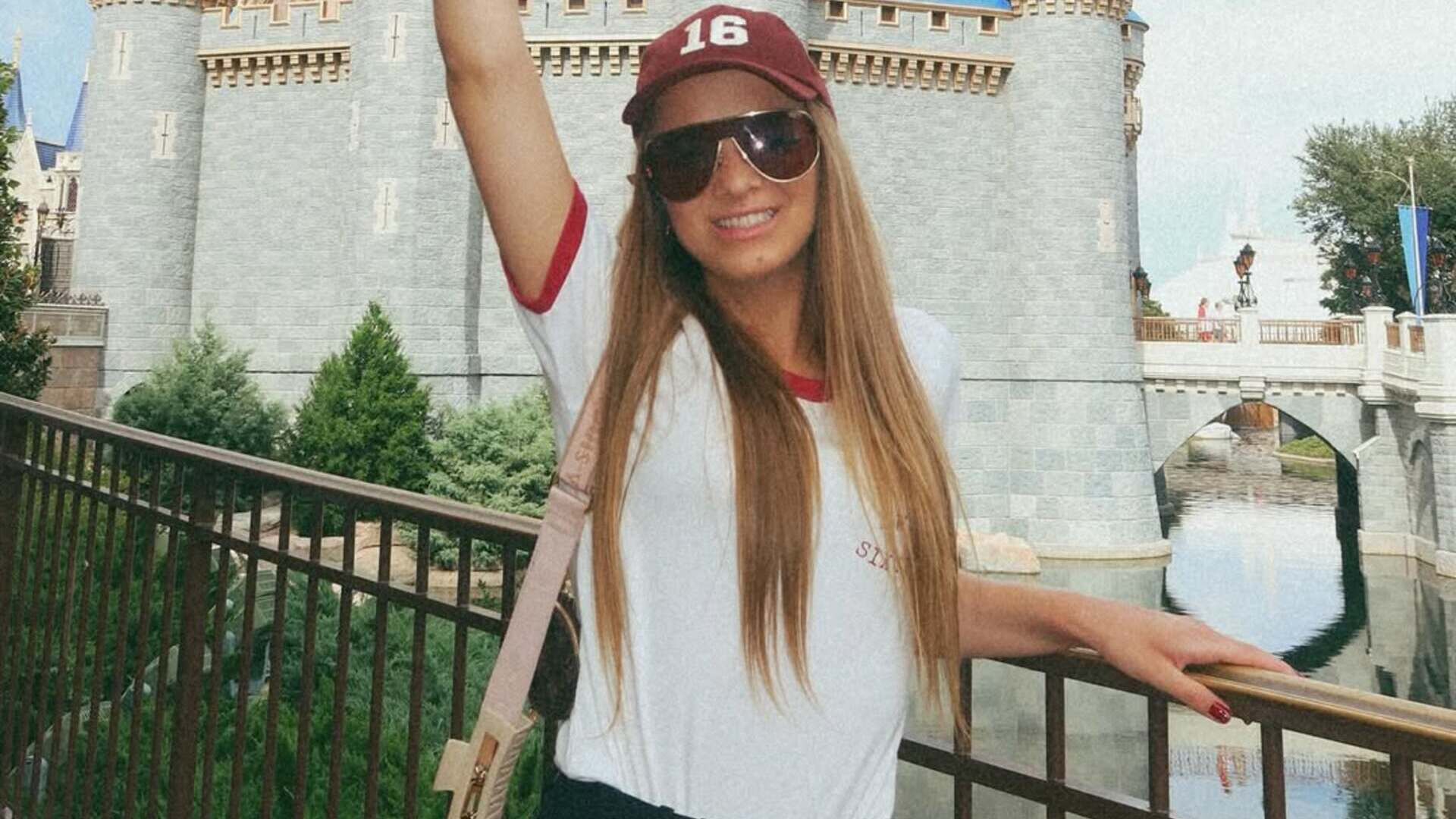 Uniformizada com as amigas, Rafaella Justus inicia comemoração de seus 16 anos