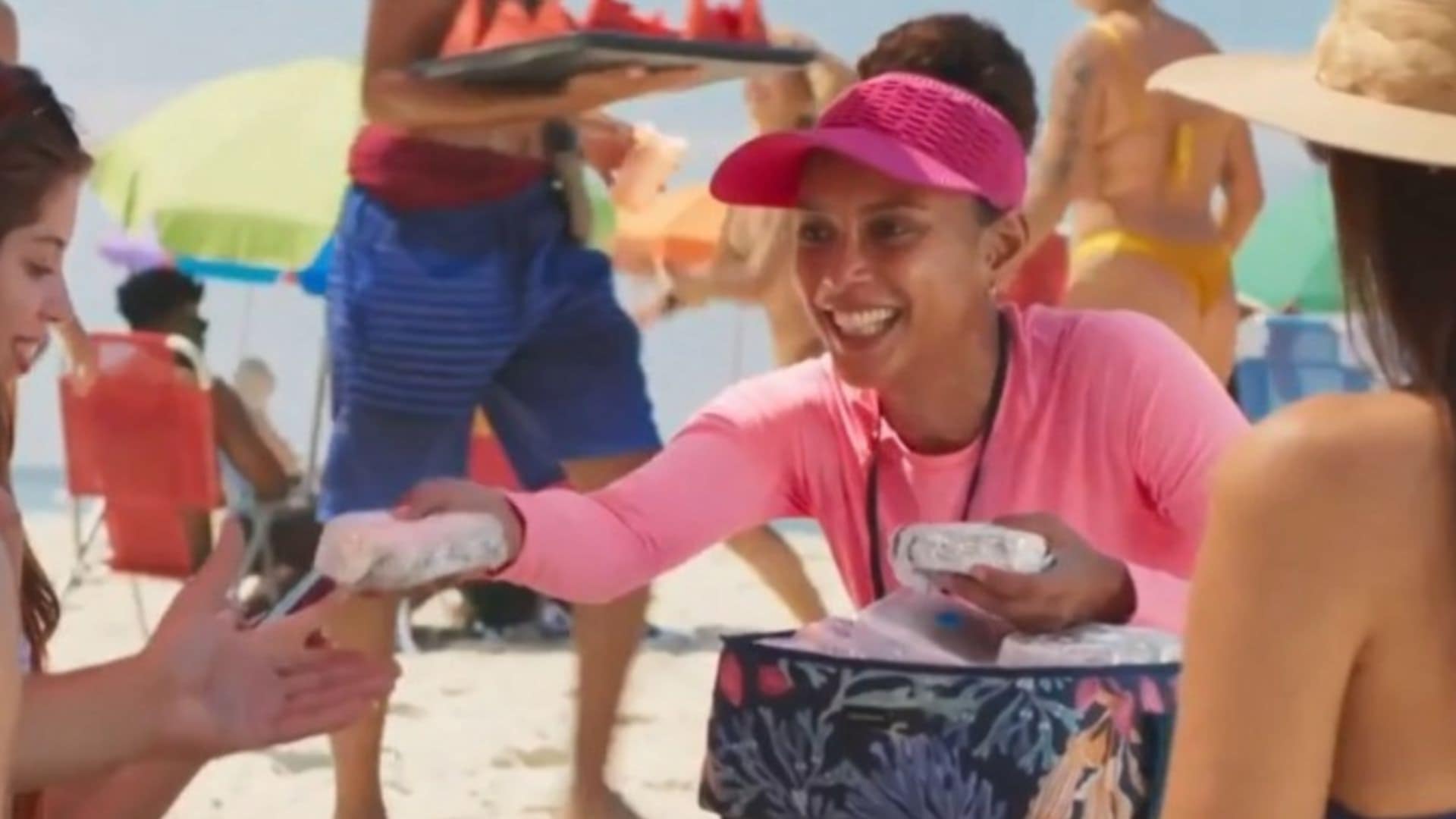 Vale Tudo: Falida, Raquel volta a vender sanduíche na praia