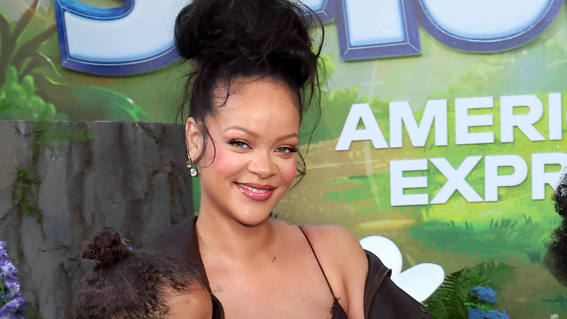 Grávida, Rihanna faz rara aparição com os filhos em Los Angeles