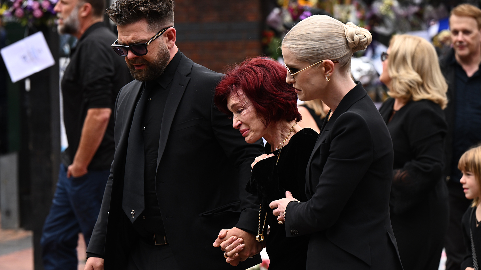 A emoção de Sharon Osbourne no funeral de Ozzy Osbourne
