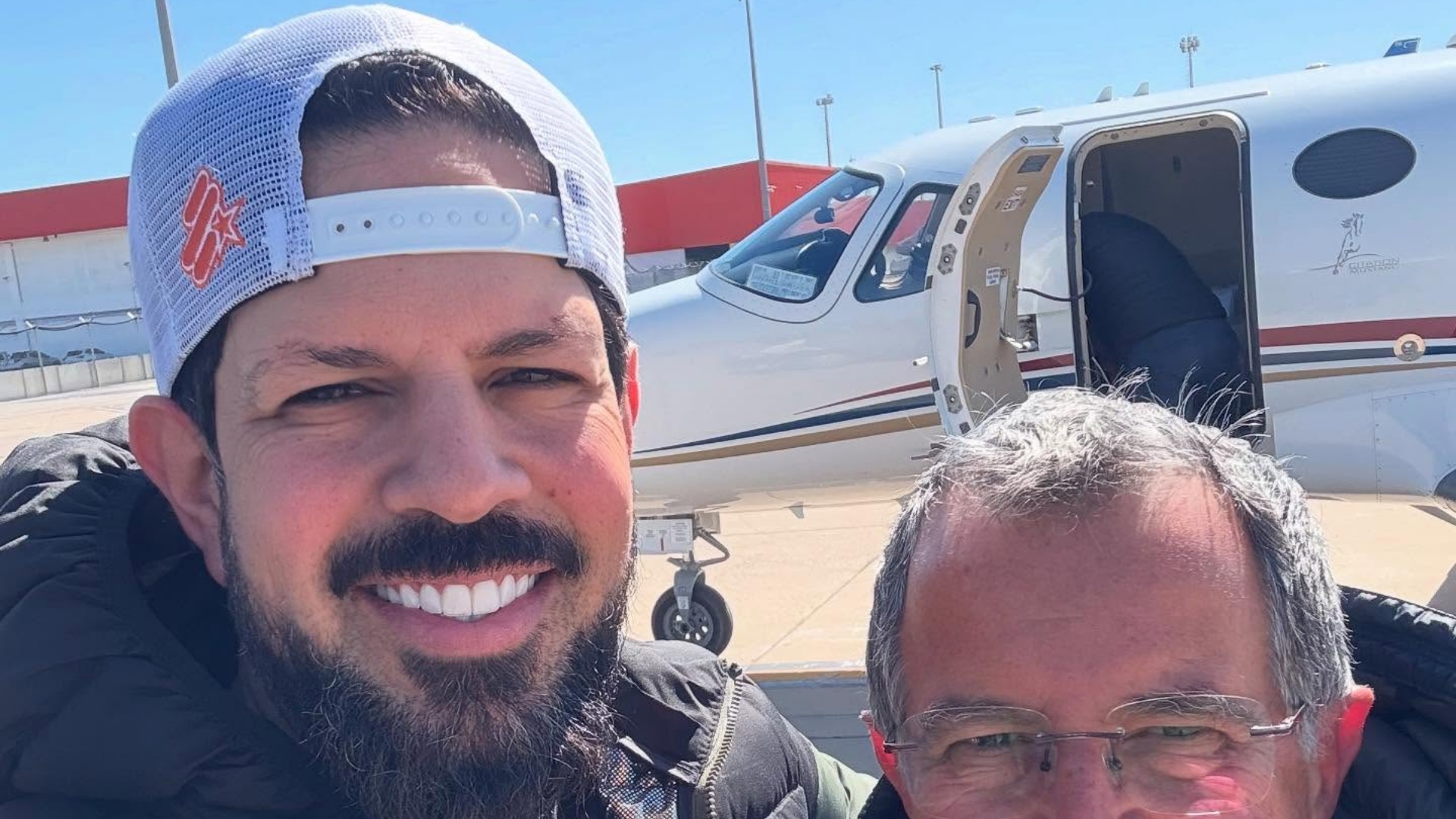 Cantor Sorocaba chama atenção ao postar fotos raras ao lado do pai