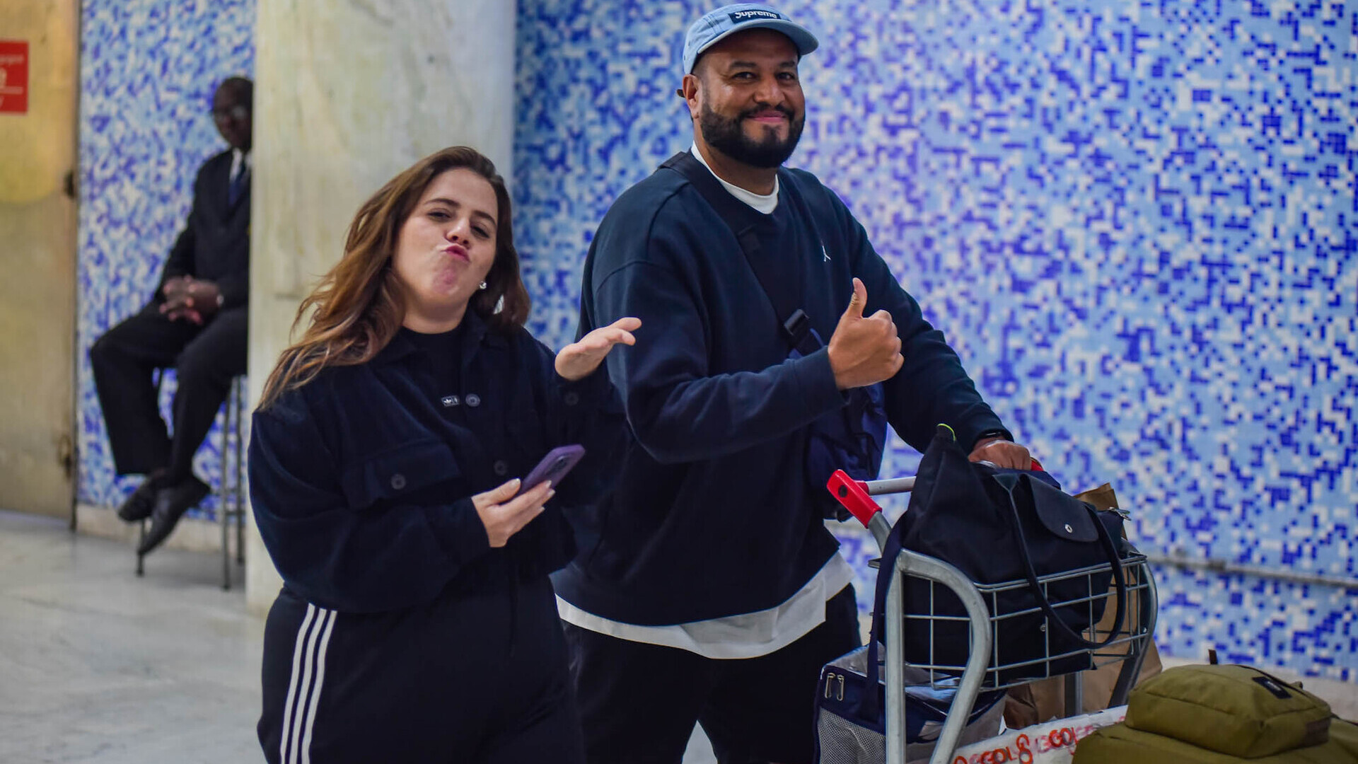 Em rara aparição, após perder bebê, Tati Machado surge feliz com o marido