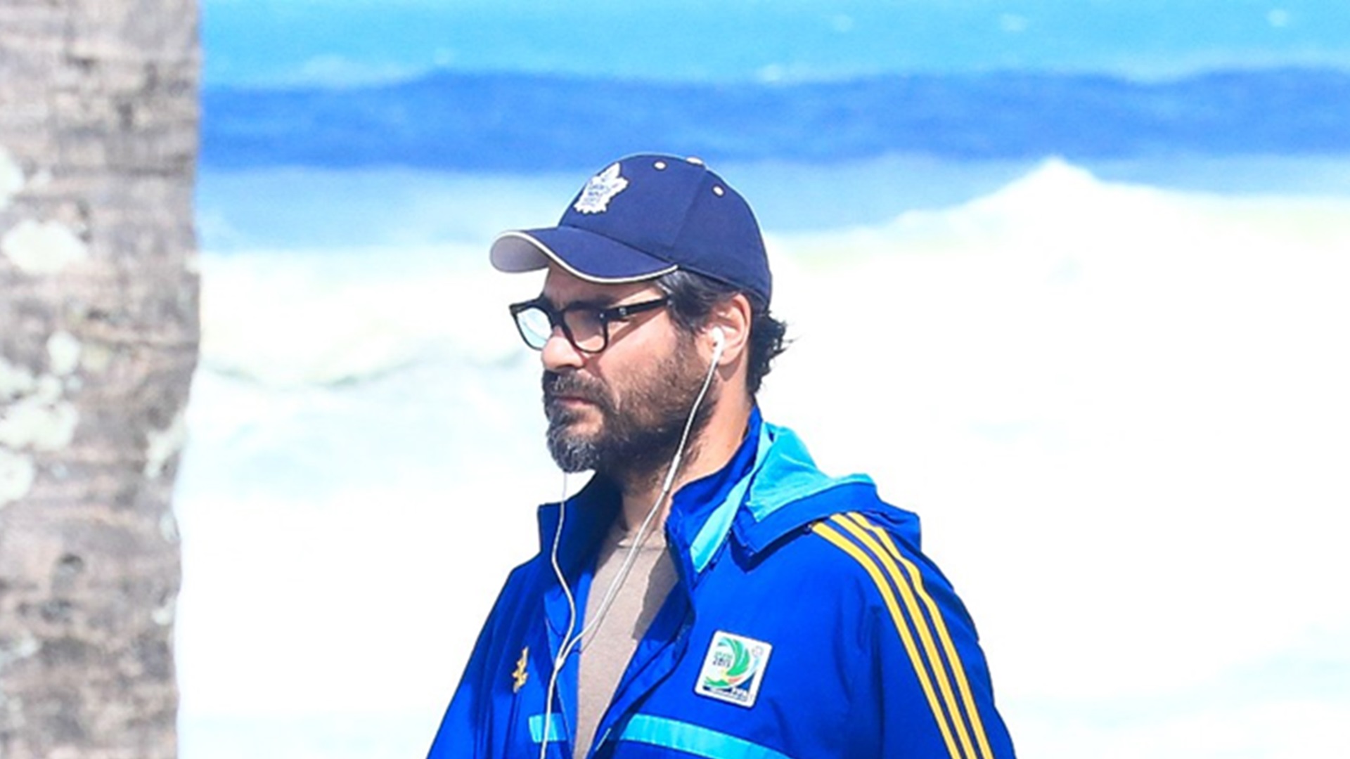 Longe da TV, Thiago Lacerda é visto durante caminhada na orla da praia