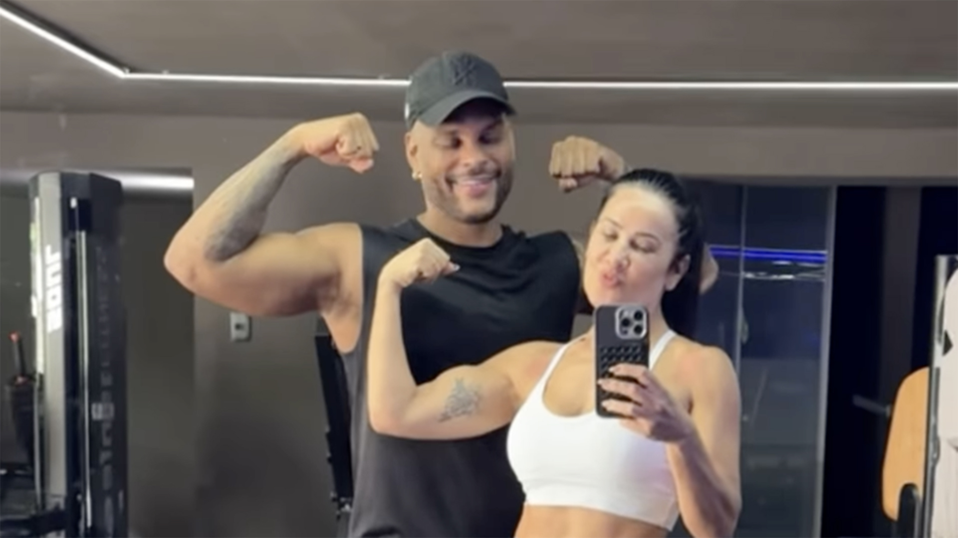 Scheila Carvalho e Tony Salles surgem juntos após ele não participar da festa da filha