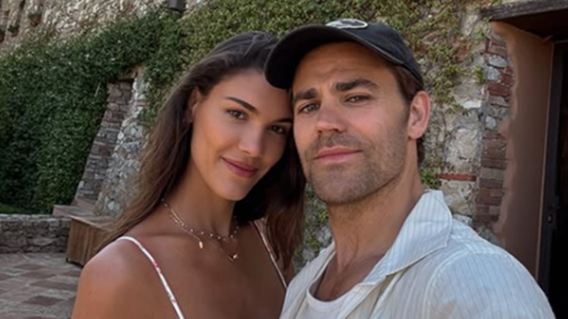 Brasileira anuncia noivado com astro de The Vampire Diaries e exibe anel; saiba quem é ela