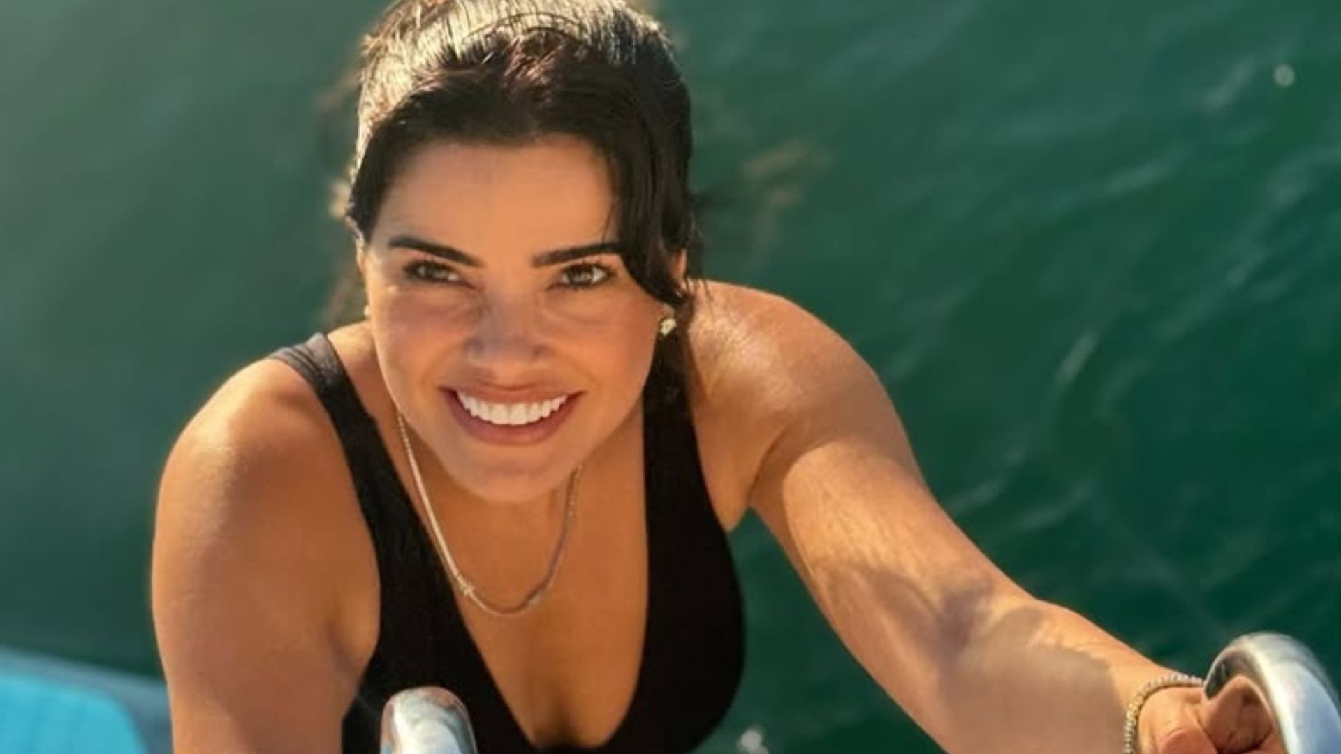 Vanessa Giácomo chama atenção com look cavado durante passeio de barco