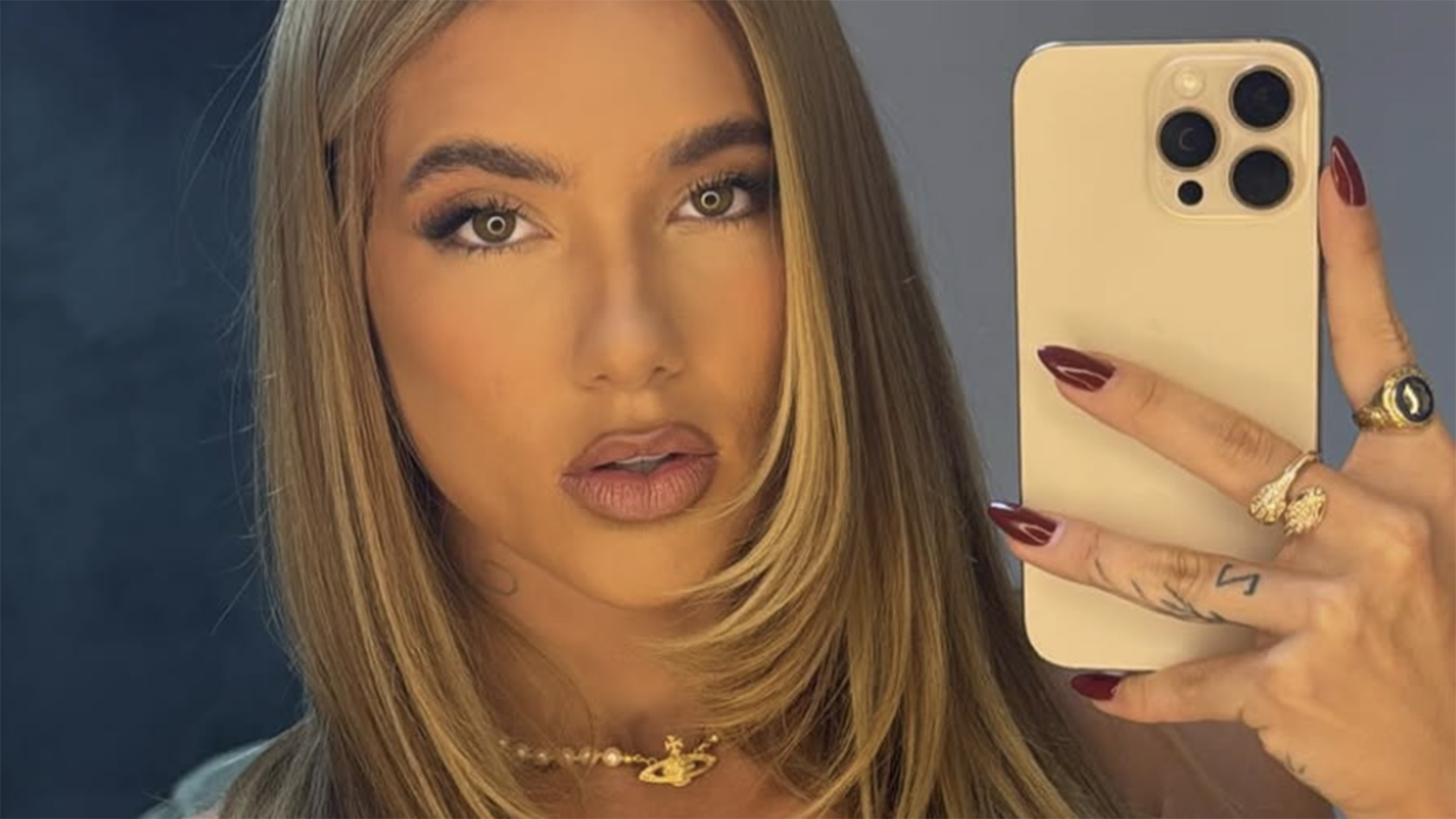 Maria Flor, filha de Virginia, surge com cílios postiços em brincadeira