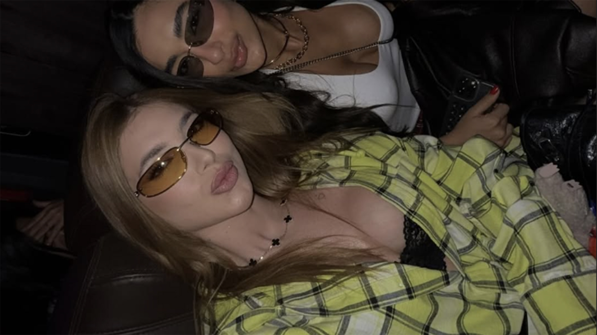 Solteira, Virginia escolhe look curtíssimo para se jogar na noitada com os amigos